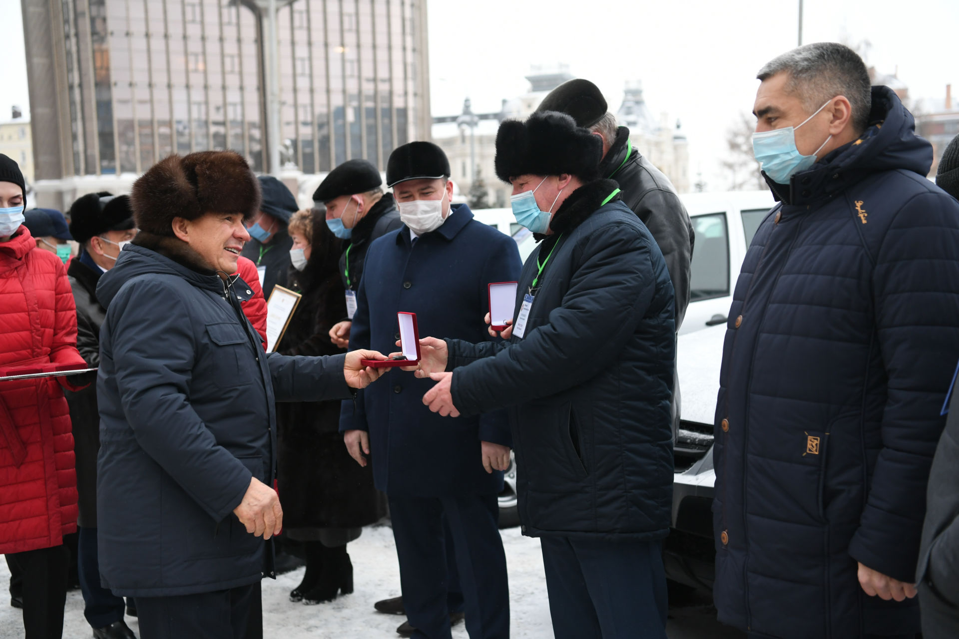 Рөстәм Миңнеханов иң яхшы җирлек башлыкларына машина ачкычлары тапшырды