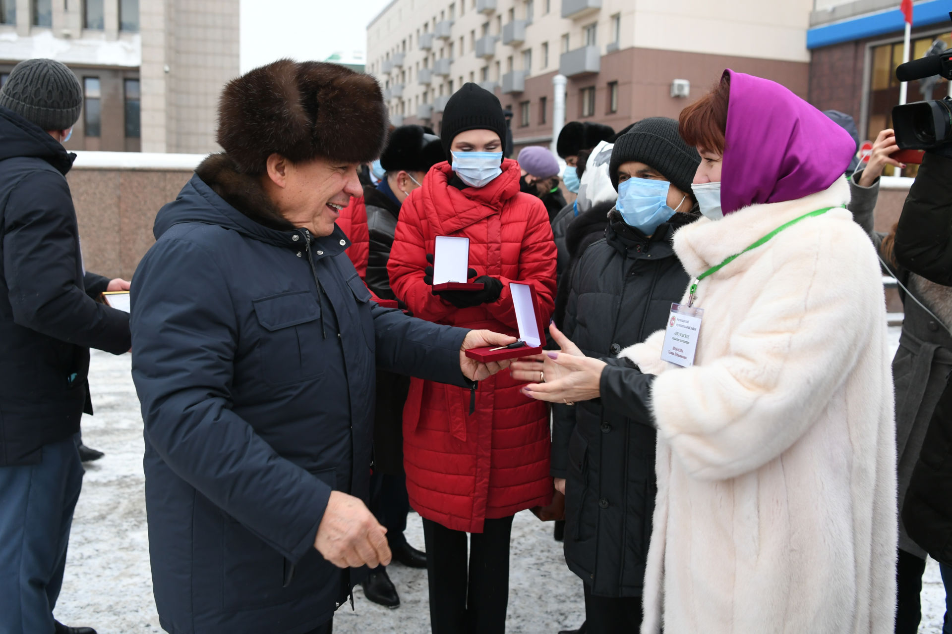 Рөстәм Миңнеханов иң яхшы җирлек башлыкларына машина ачкычлары тапшырды