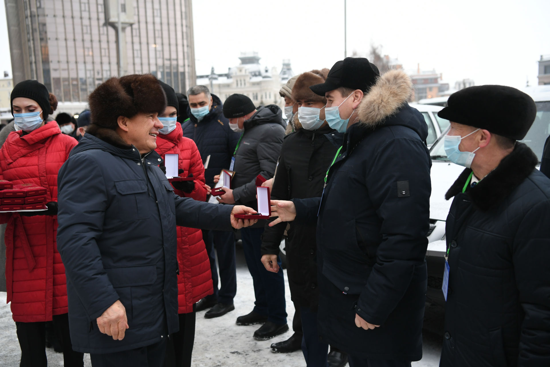 Рөстәм Миңнеханов иң яхшы җирлек башлыкларына машина ачкычлары тапшырды