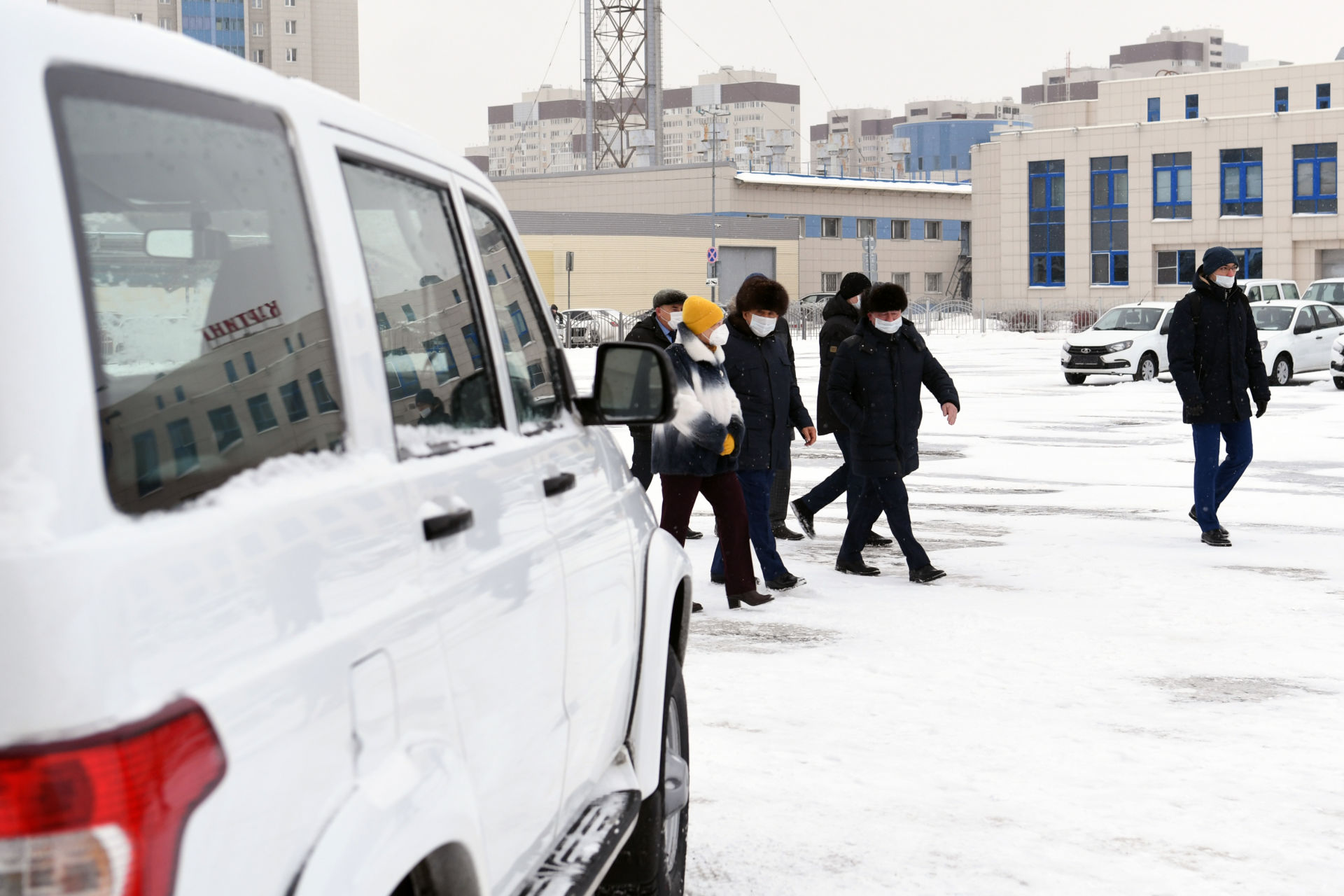 Татарстан Президенты авыл хастаханәләренә яңа автомобиль ачкычлары тапшырды