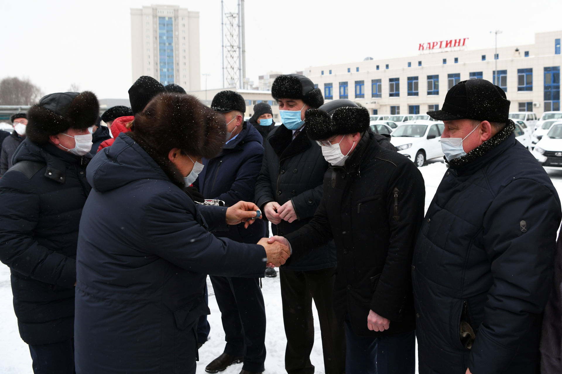 Татарстан Президенты авыл хастаханәләренә яңа автомобиль ачкычлары тапшырды