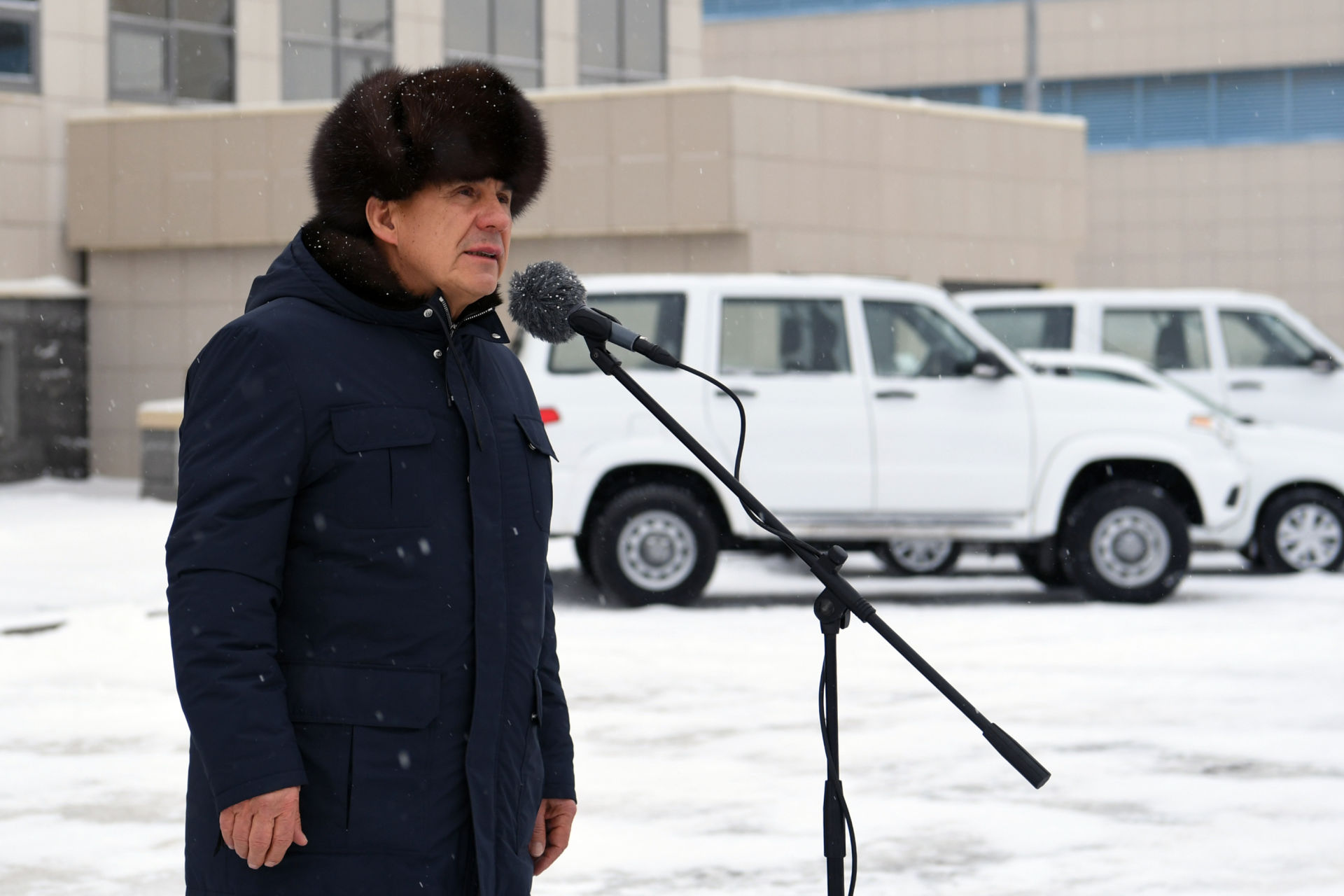 Татарстан Президенты авыл хастаханәләренә яңа автомобиль ачкычлары тапшырды