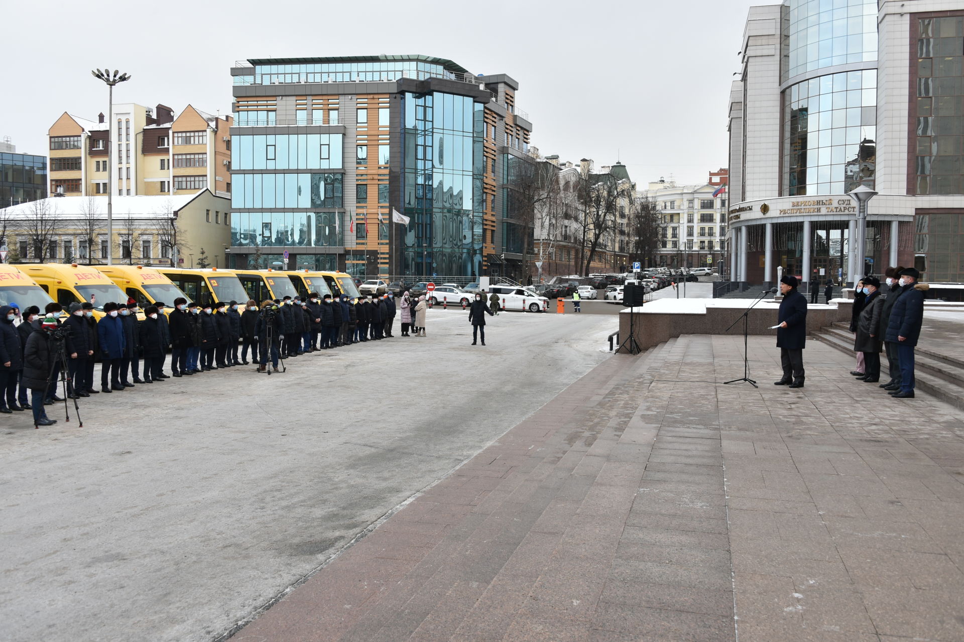 Рөстәм Миңнеханов республика муниципаль районнарына мәктәп автобусларыннан символик ачкыч тапшырды