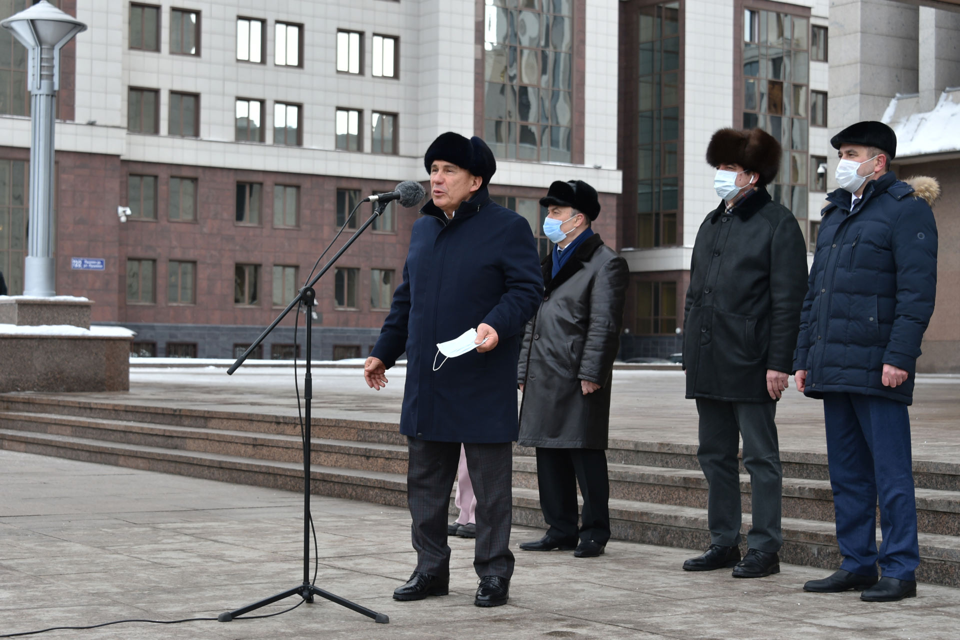 Рөстәм Миңнеханов республика муниципаль районнарына мәктәп автобусларыннан символик ачкыч тапшырды