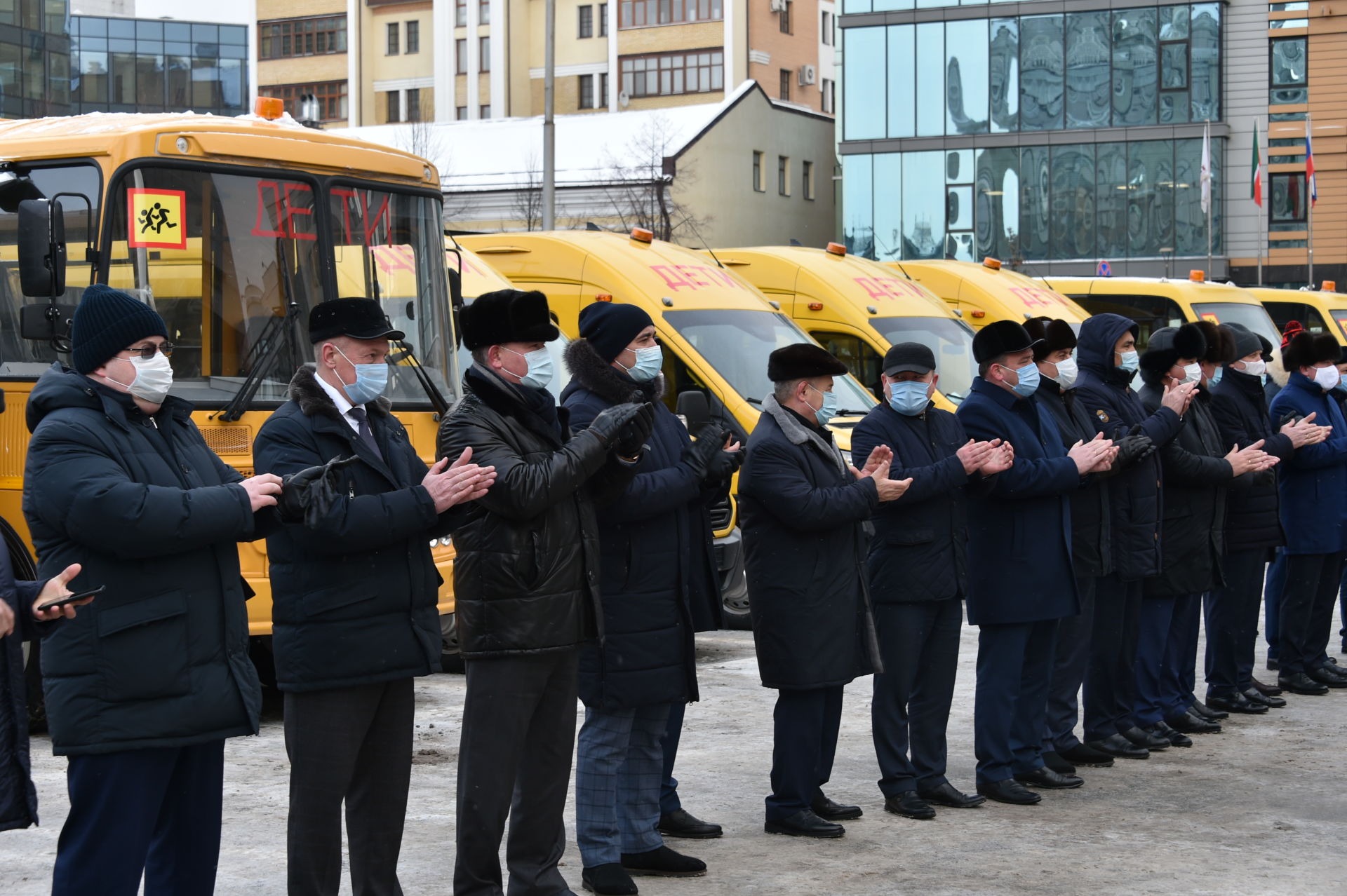 Рөстәм Миңнеханов республика муниципаль районнарына мәктәп автобусларыннан символик ачкыч тапшырды