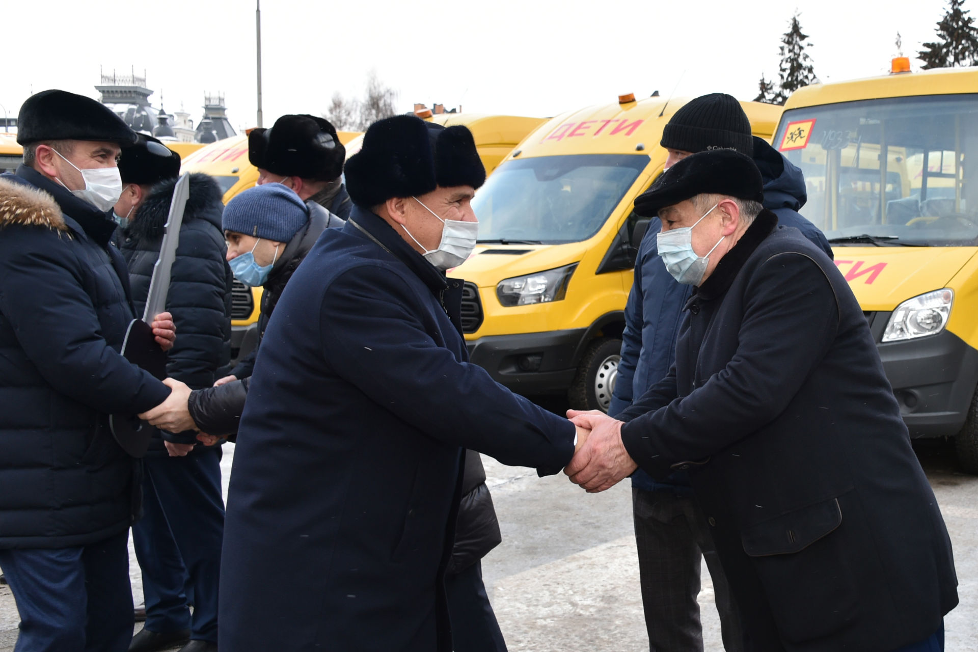 Рөстәм Миңнеханов республика муниципаль районнарына мәктәп автобусларыннан символик ачкыч тапшырды