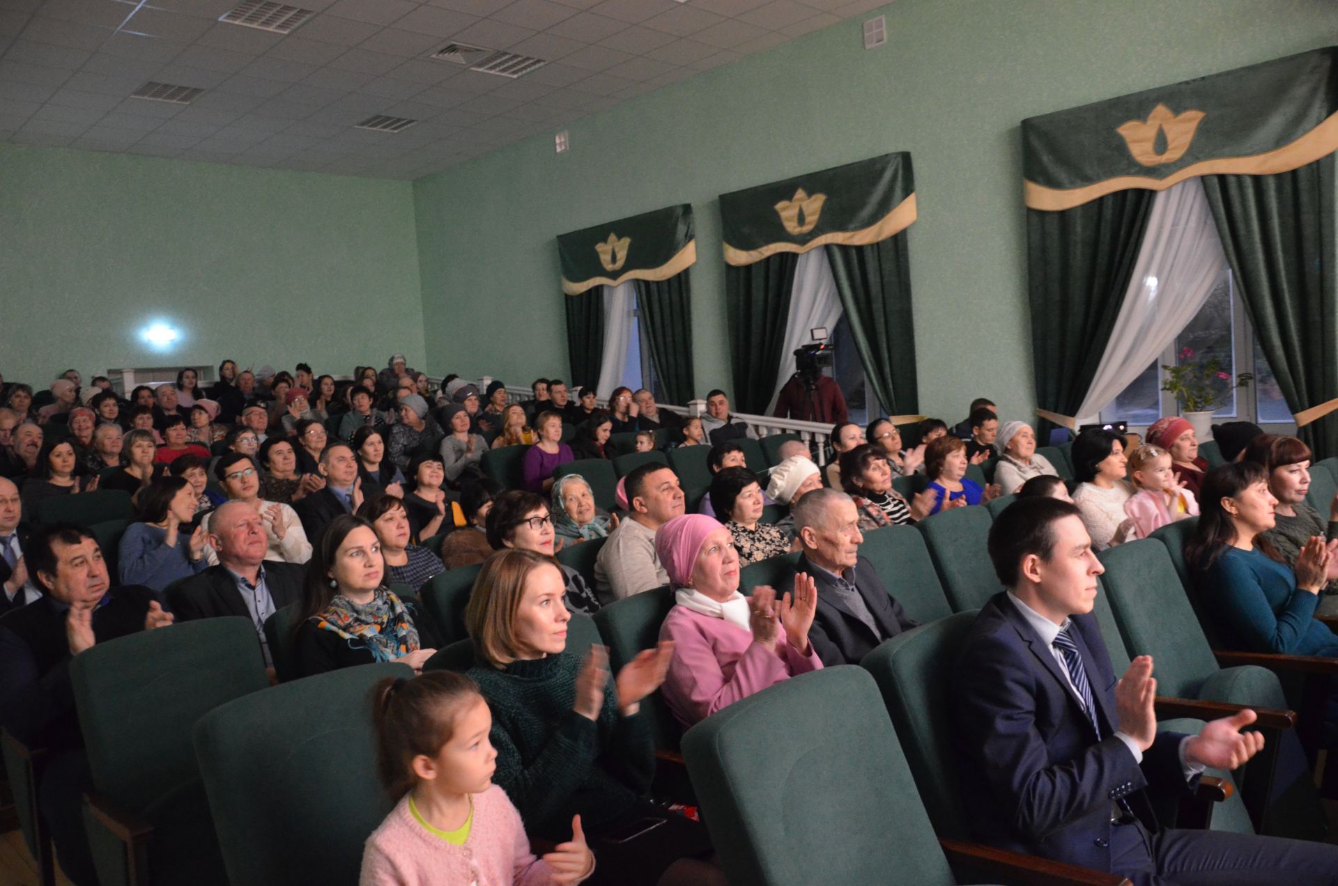 Явлаштау мәдәният йортында "Саба дулкыннары", "Саба таңнары" коллективы һәм Эчке эшләр бүлеге хезмәткәрләренең "Буыннар чылбыры" дип аталган концерты