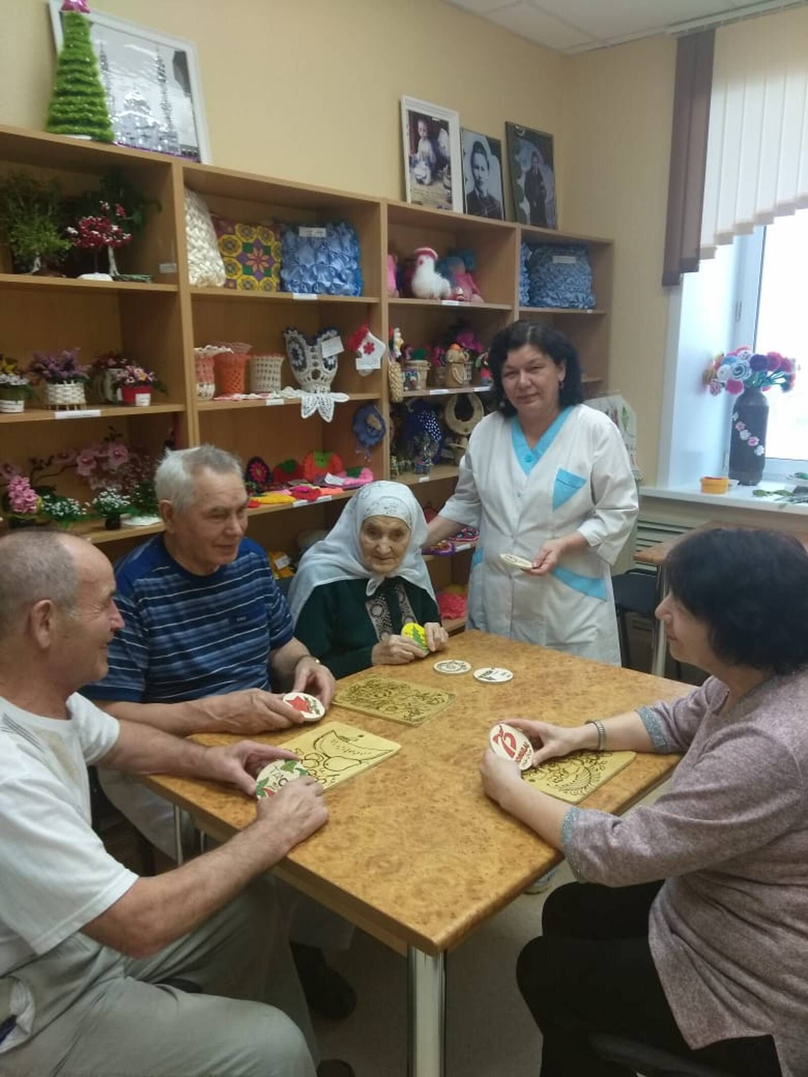 «Балкыш» тернәкләндерү үзәгендә агачка яндырып рәсем ясау дәресләре