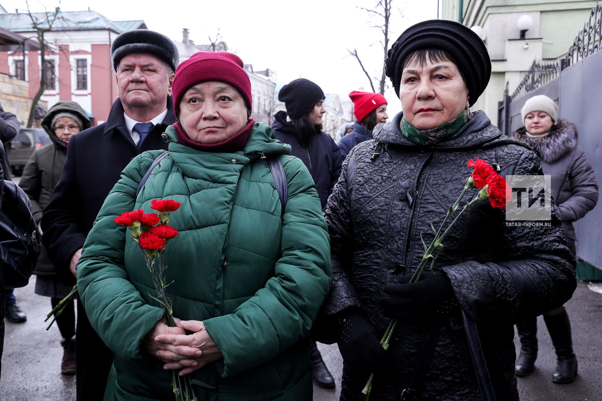 Фатих Кәримнең мемориаль тактасына чәчәкләр салу