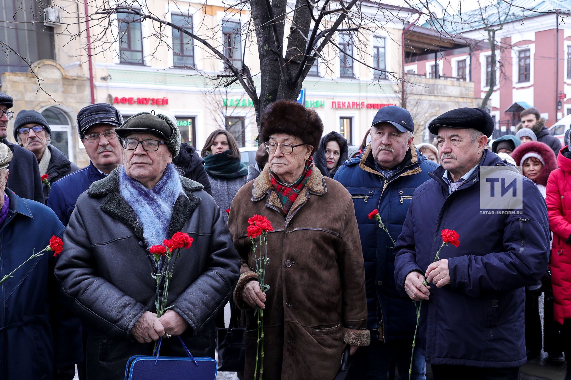 Фатих Кәримнең мемориаль тактасына чәчәкләр салу