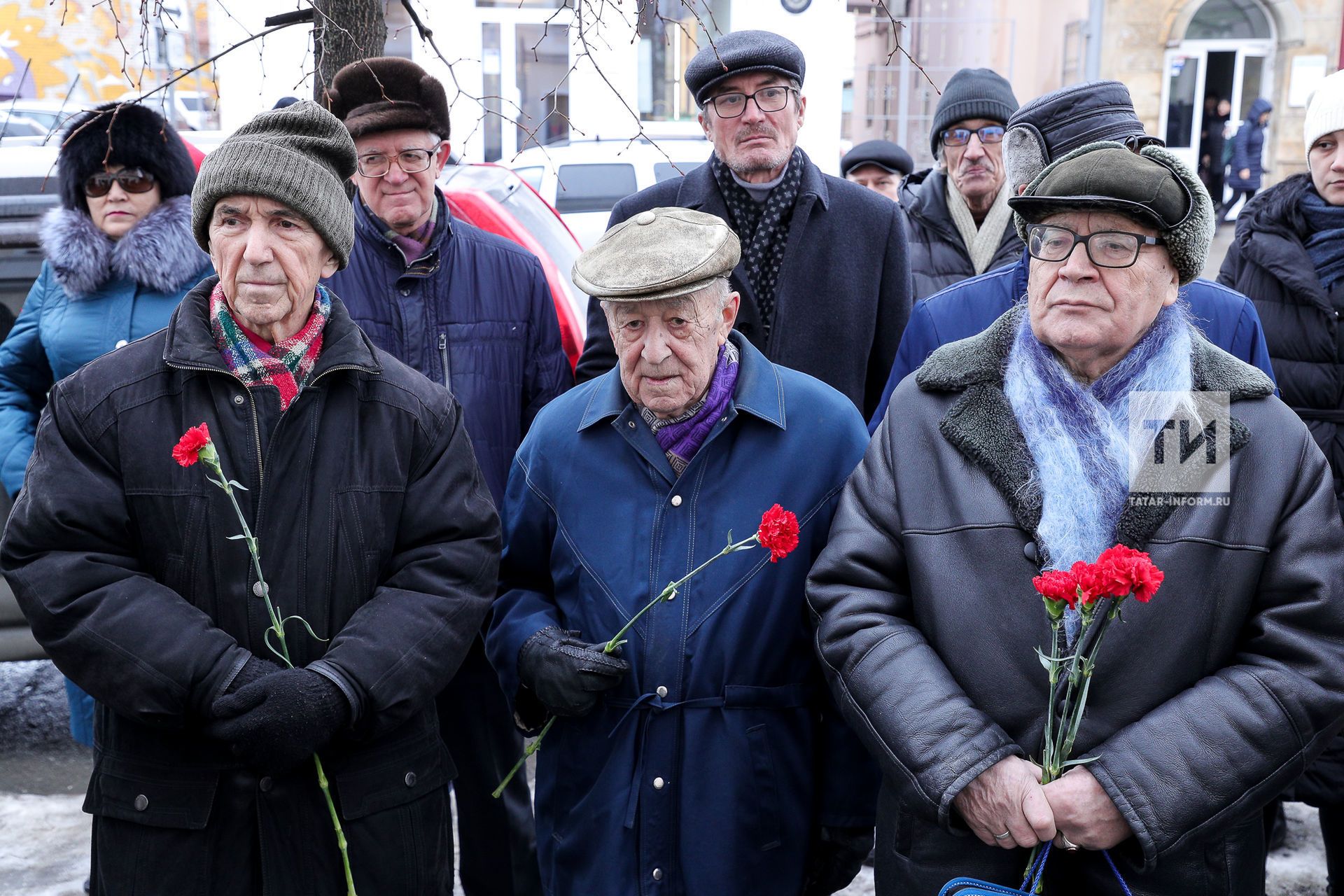 Фатих Кәримнең мемориаль тактасына чәчәкләр салу