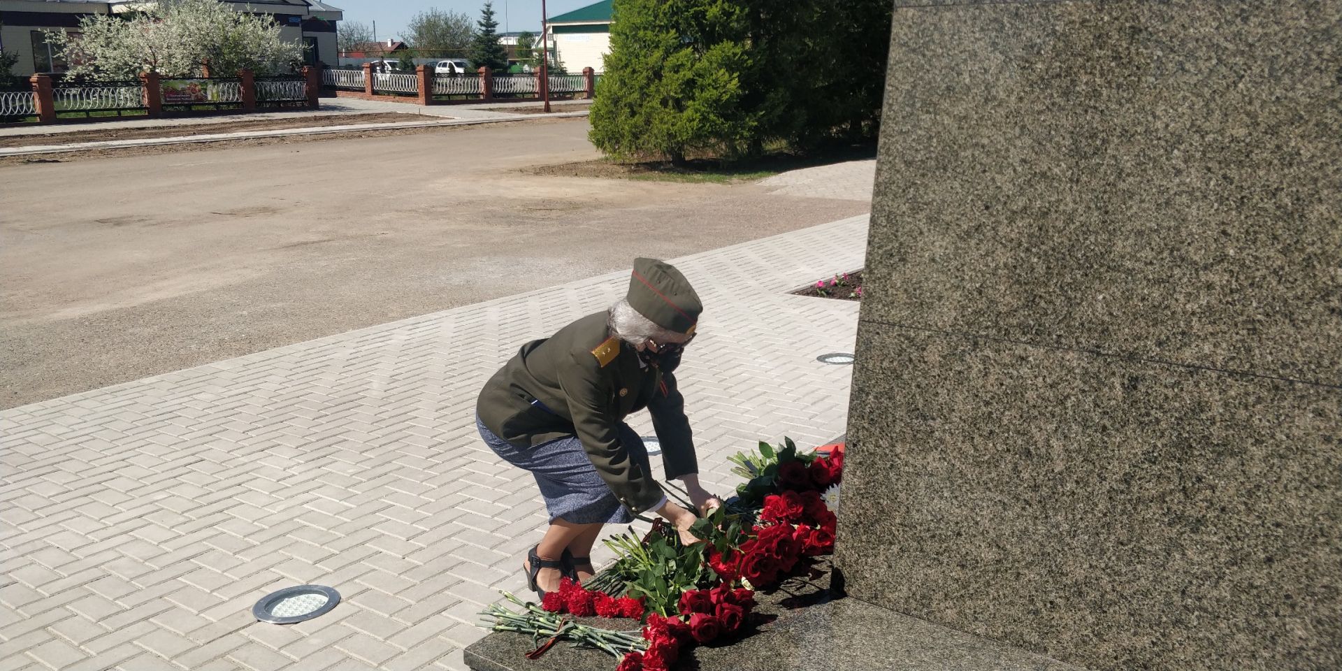 Сабада Мәңгелек ут янына сугышта һәлак булганнарны, тыл батырларын искә алып чәчәкләр салдылар