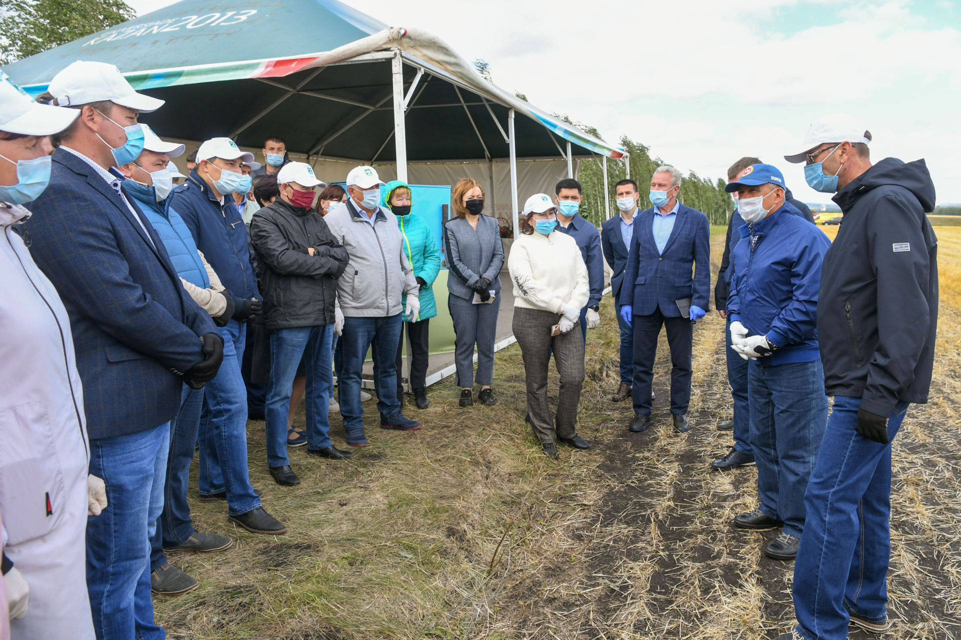 Рөстәм Миңнеханов кырда төшке аш вакытында механизаторлар белән урып-җыю хакында сөйләште