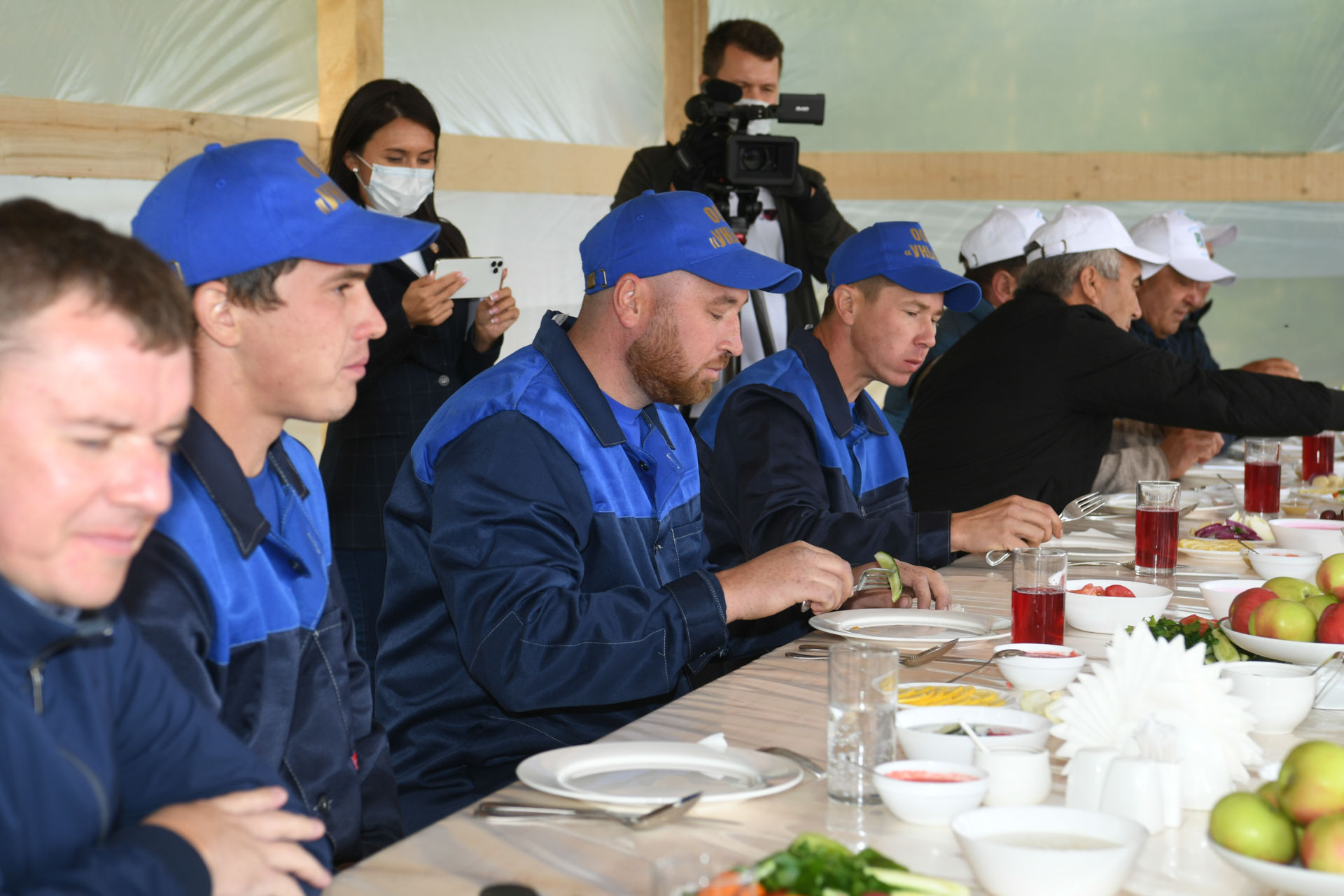 Рөстәм Миңнеханов кырда төшке аш вакытында механизаторлар белән урып-җыю хакында сөйләште