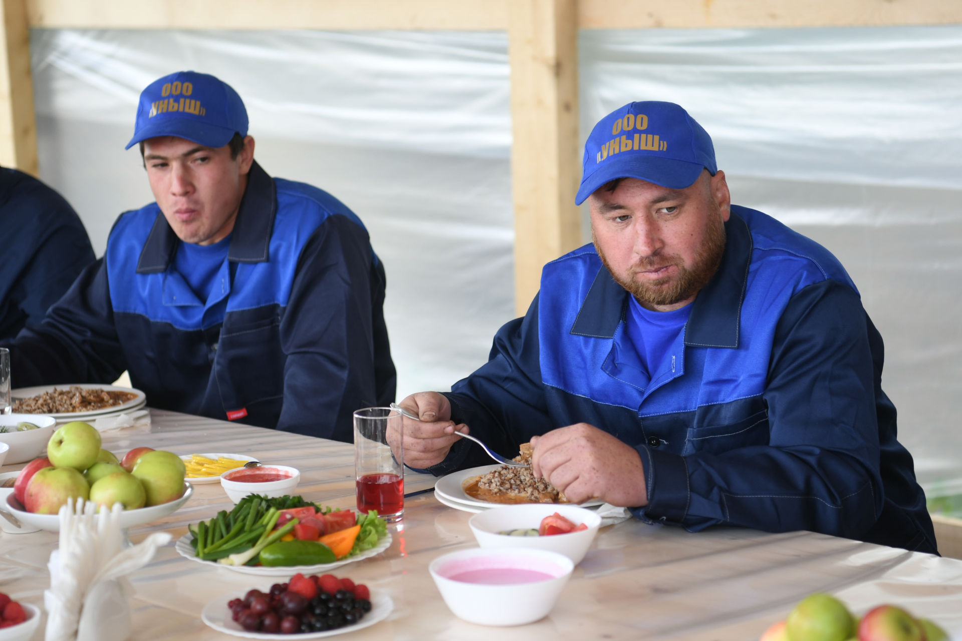 Рөстәм Миңнеханов кырда төшке аш вакытында механизаторлар белән урып-җыю хакында сөйләште