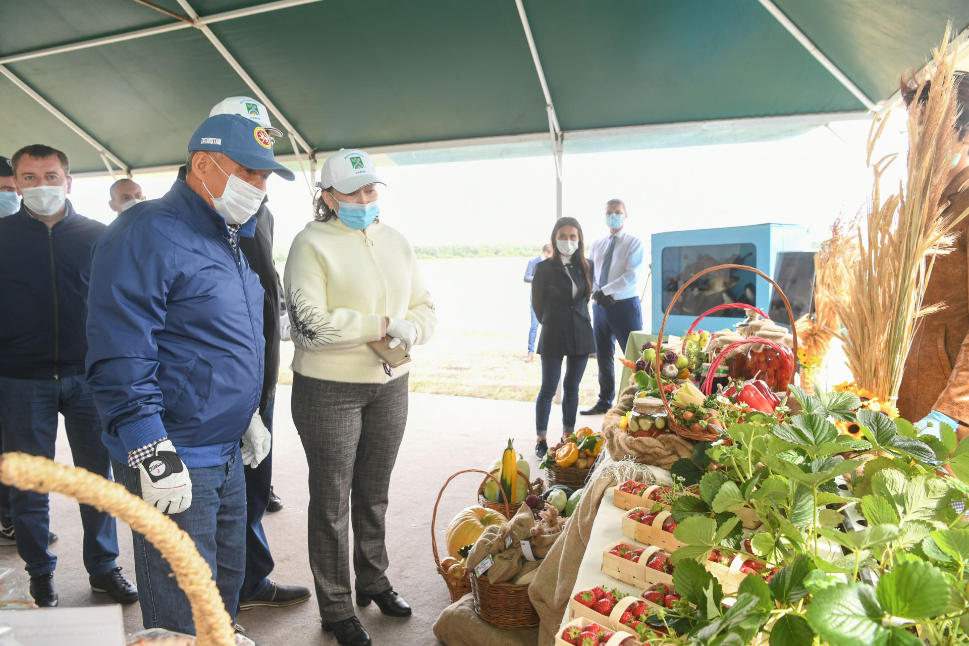 Рөстәм Миңнеханов кырда төшке аш вакытында механизаторлар белән урып-җыю хакында сөйләште