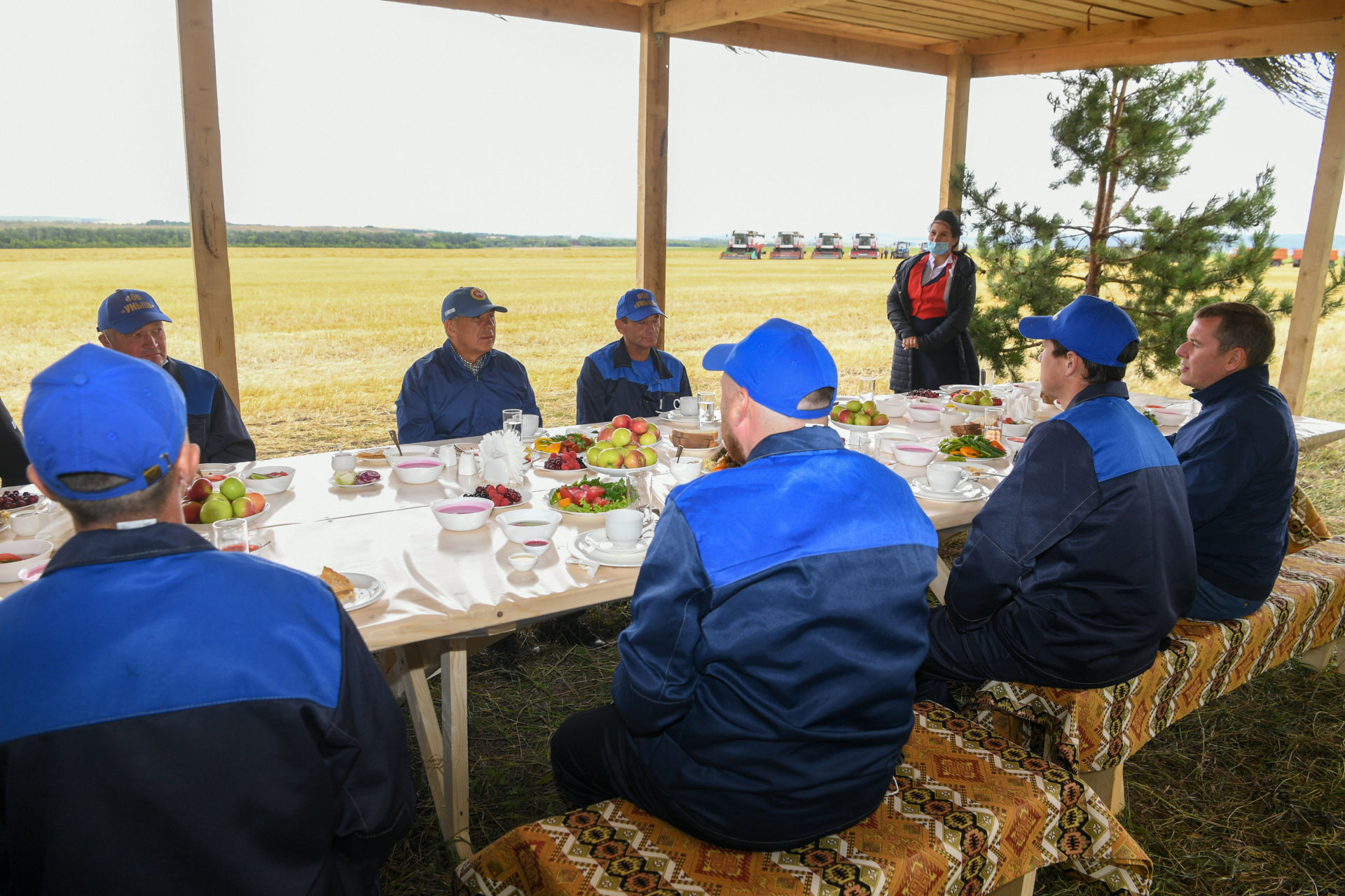 Рөстәм Миңнеханов кырда төшке аш вакытында механизаторлар белән урып-җыю хакында сөйләште