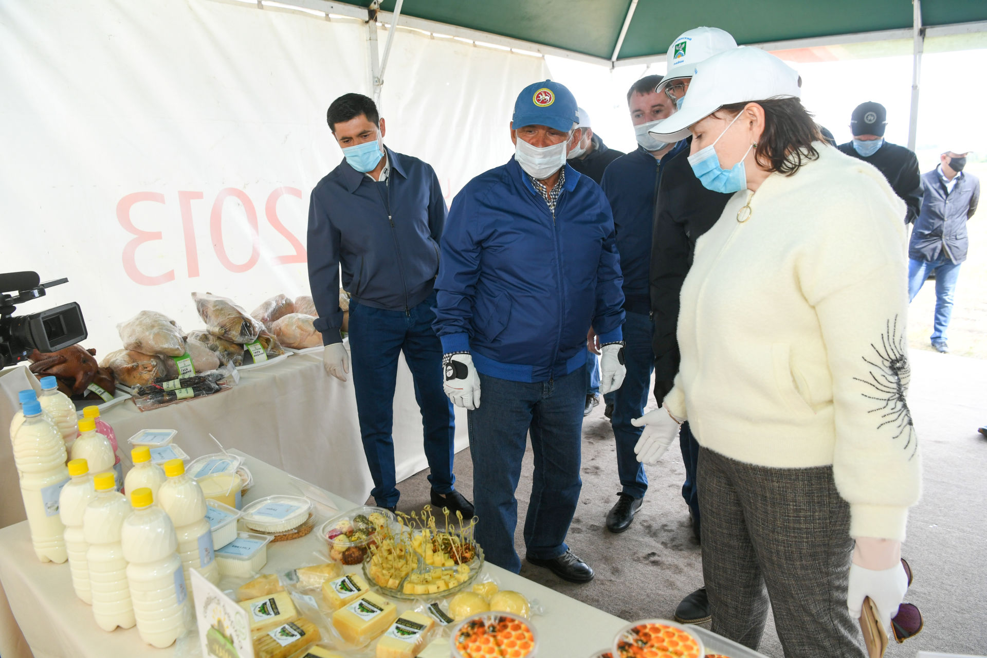 Рөстәм Миңнеханов кырда төшке аш вакытында механизаторлар белән урып-җыю хакында сөйләште