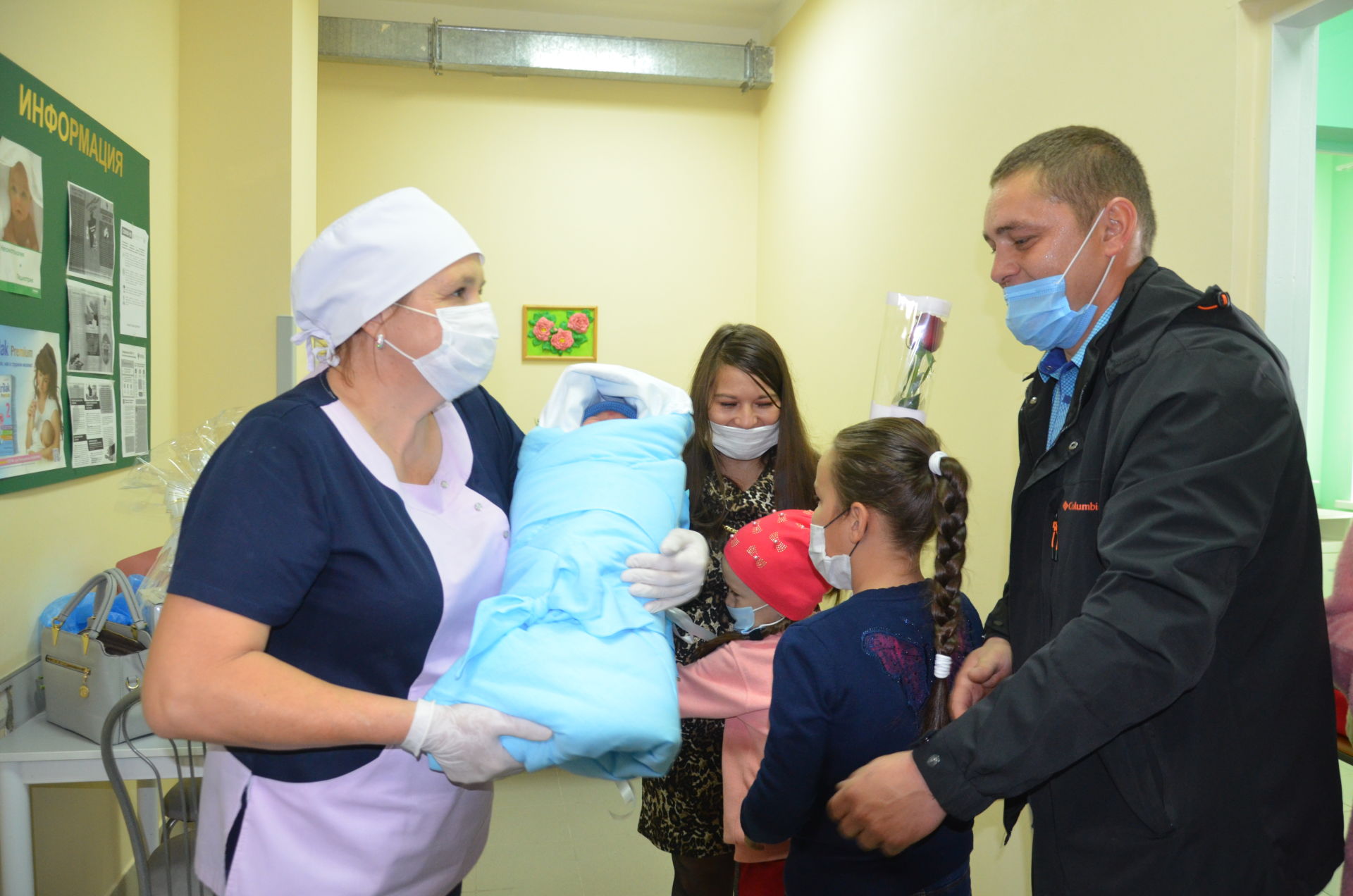 Бүген район үзәк хастаханәсенең тудыру бүлегендә 100нче булып туган сабыйны тантаналы шартларда өенә озаттылар