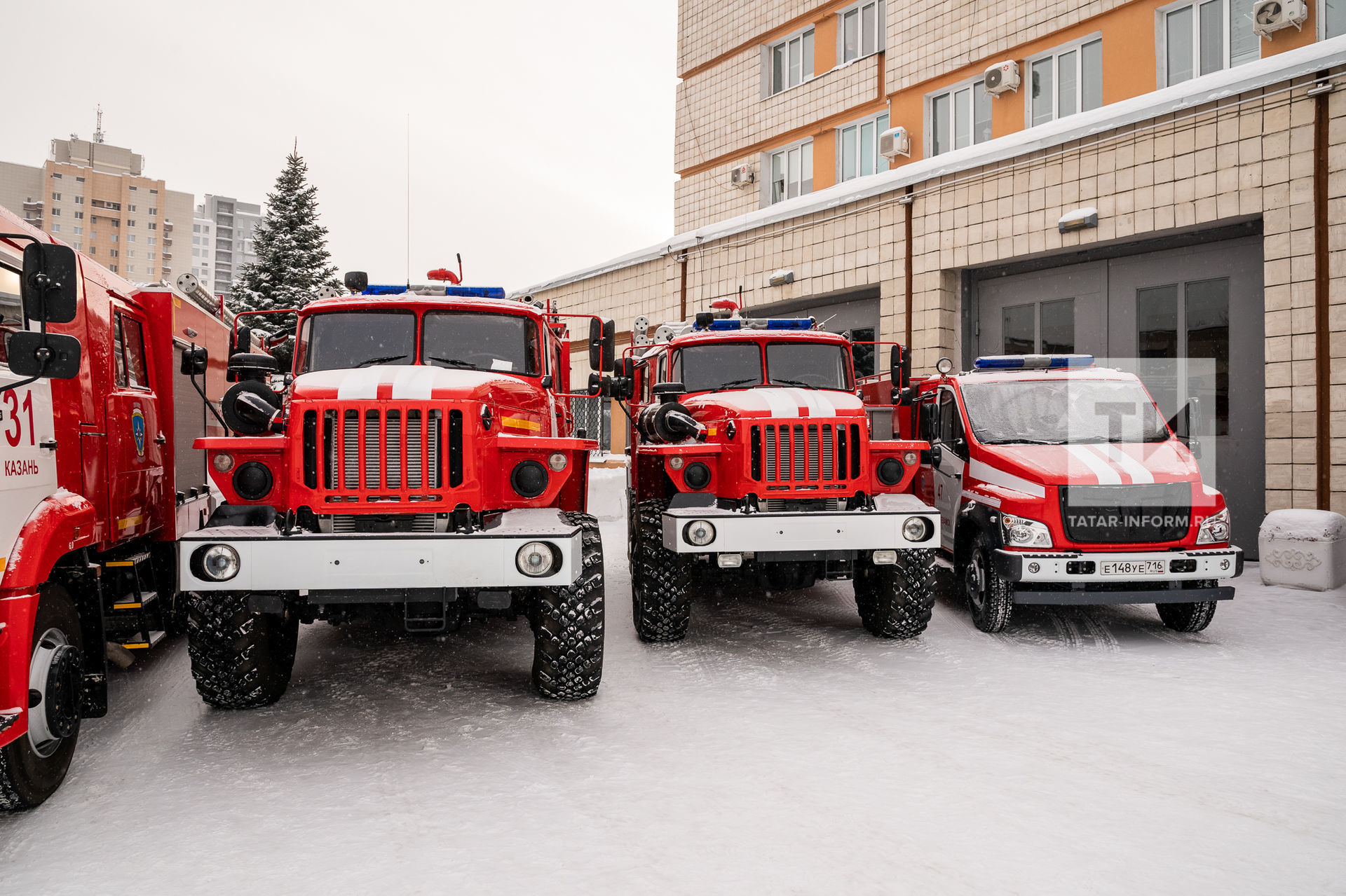 МЧС хезмәткәрләренә 19 яңа янгын сүндерү машинасы ачкычлары тапшырылды