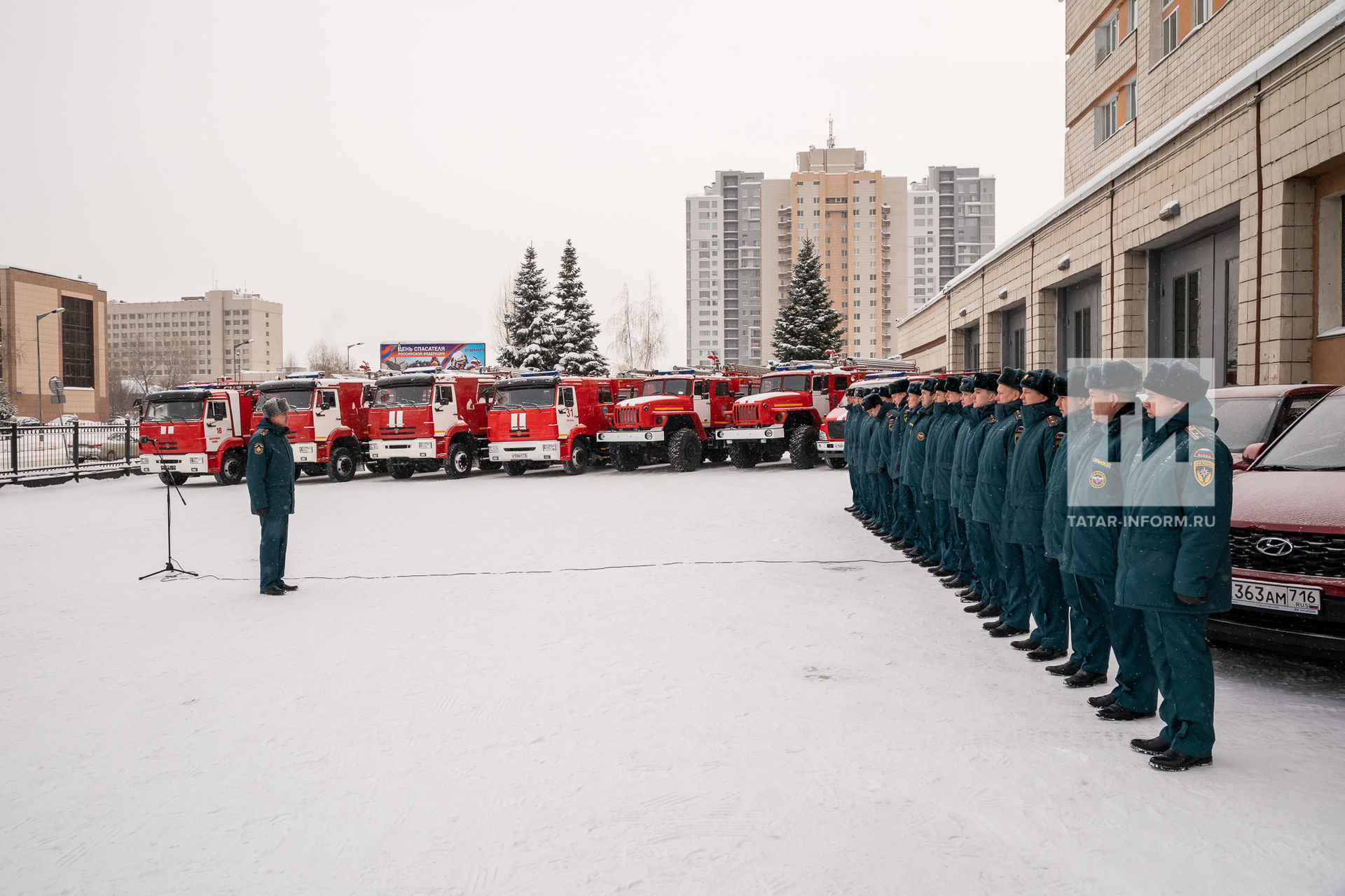 МЧС хезмәткәрләренә 19 яңа янгын сүндерү машинасы ачкычлары тапшырылды