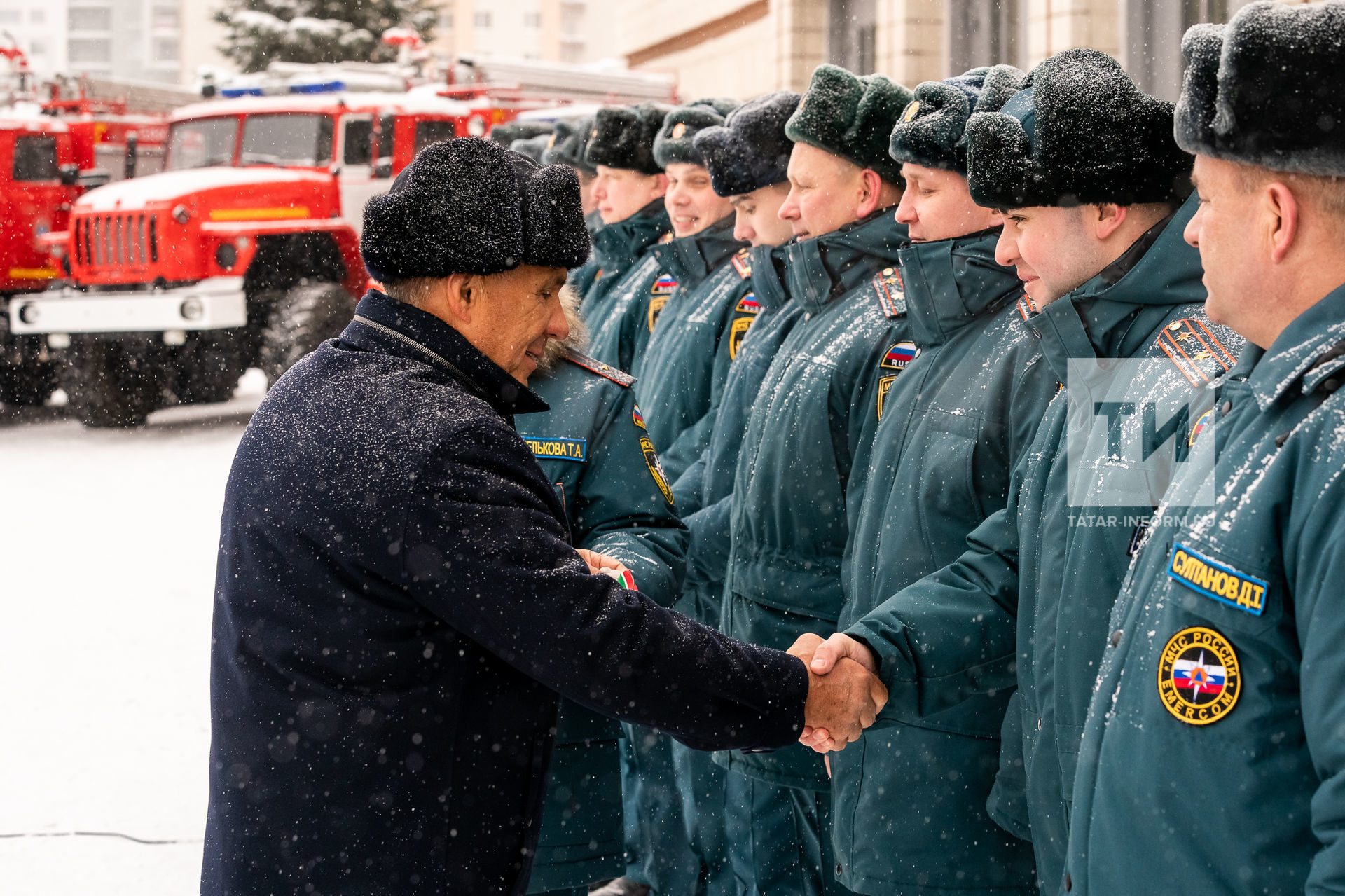 МЧС хезмәткәрләренә 19 яңа янгын сүндерү машинасы ачкычлары тапшырылды