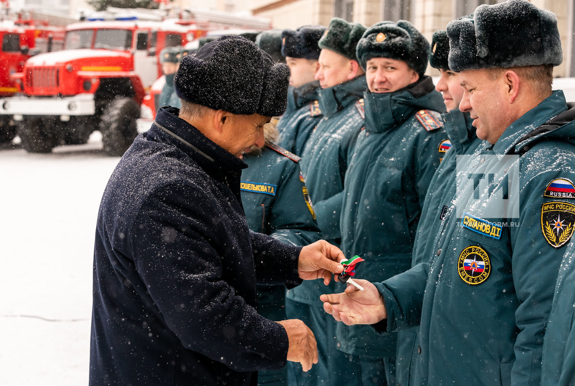 МЧС хезмәткәрләренә 19 яңа янгын сүндерү машинасы ачкычлары тапшырылды