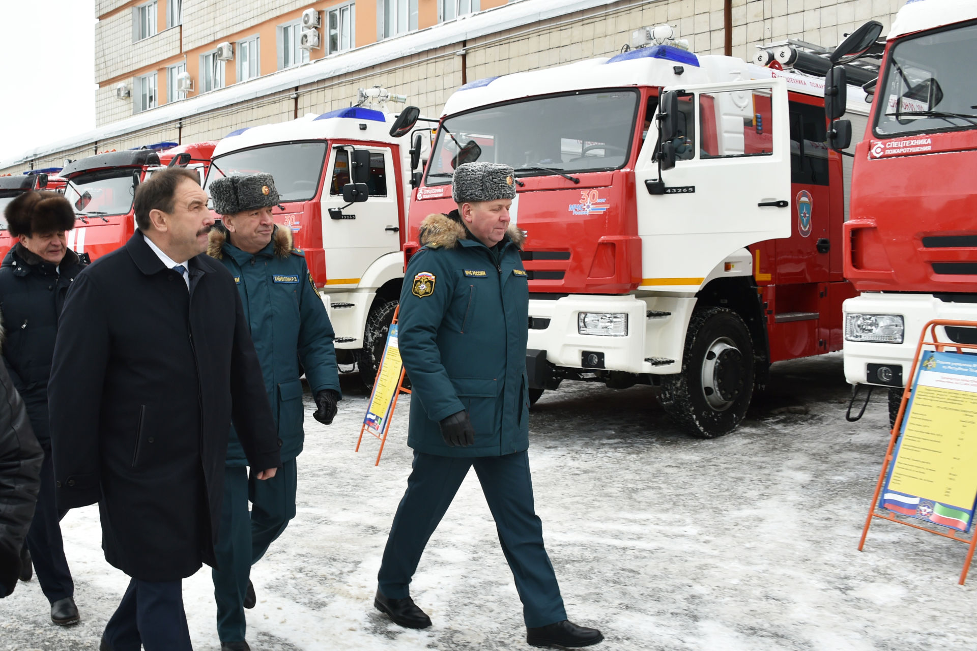 Гадәттән тыш хәлләр министрлыгы хезмәткәрләренә янгын сүндерү машиналары тапшырылды