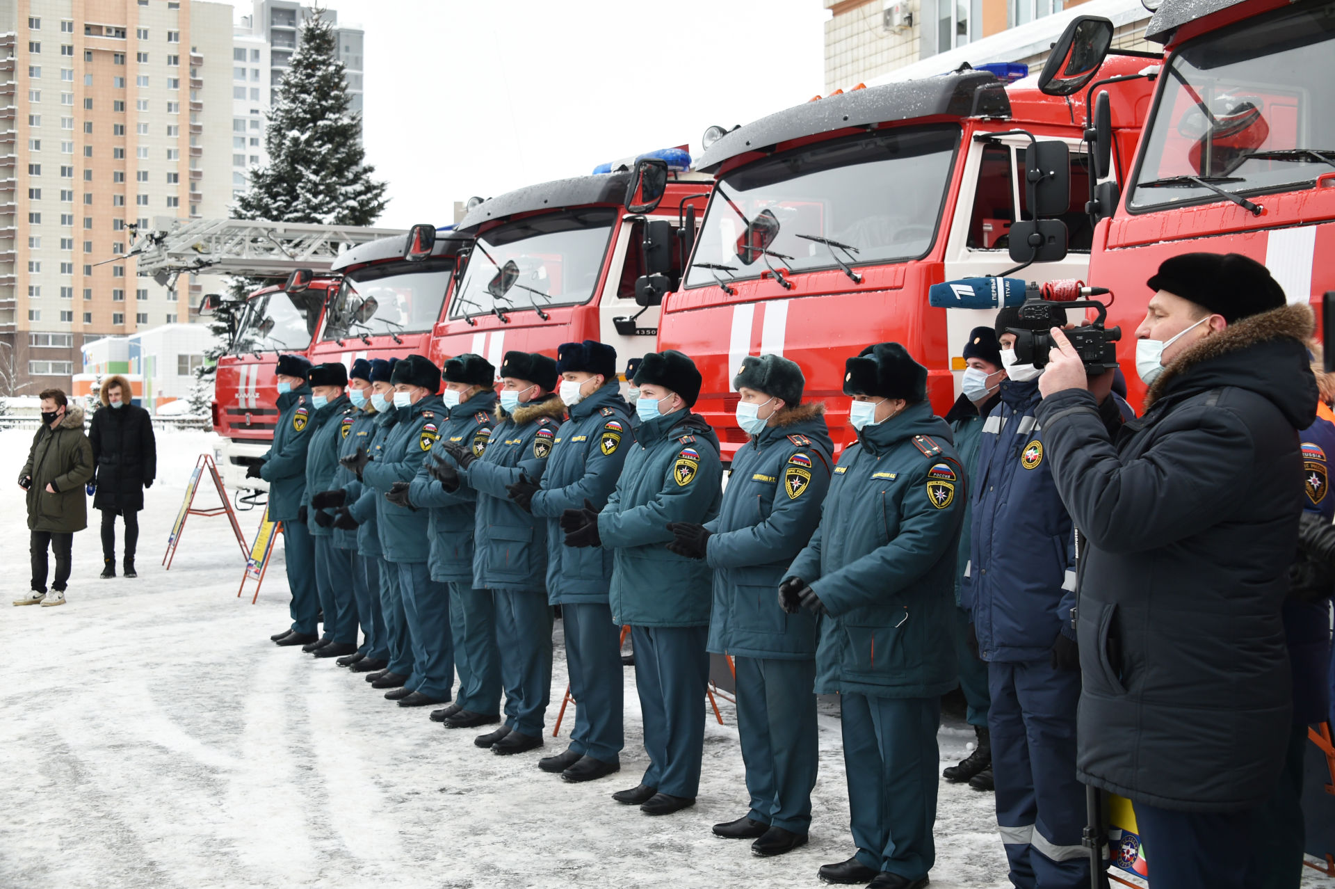 Гадәттән тыш хәлләр министрлыгы хезмәткәрләренә янгын сүндерү машиналары тапшырылды