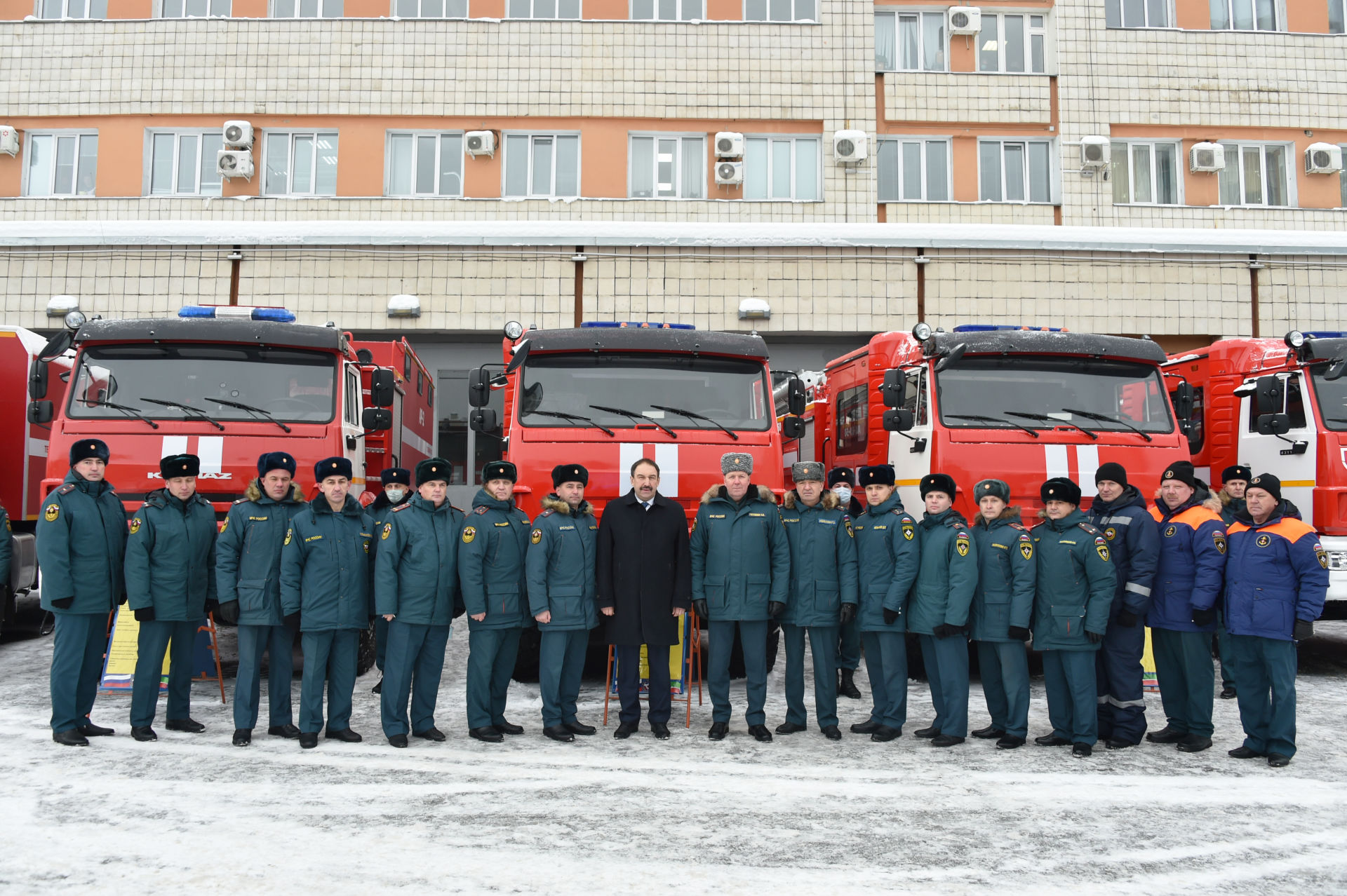 Гадәттән тыш хәлләр министрлыгы хезмәткәрләренә янгын сүндерү машиналары тапшырылды