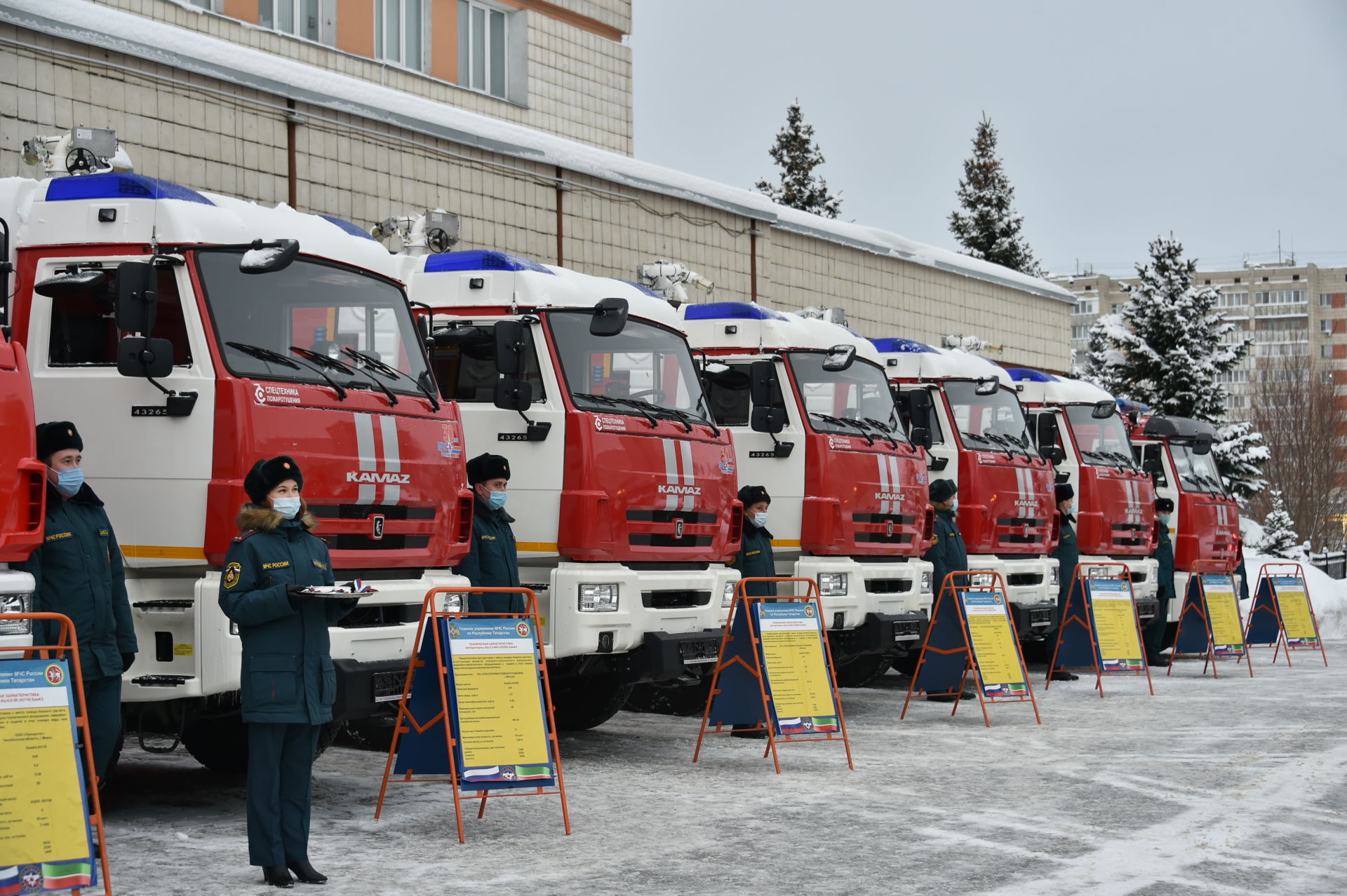 Гадәттән тыш хәлләр министрлыгы хезмәткәрләренә янгын сүндерү машиналары тапшырылды