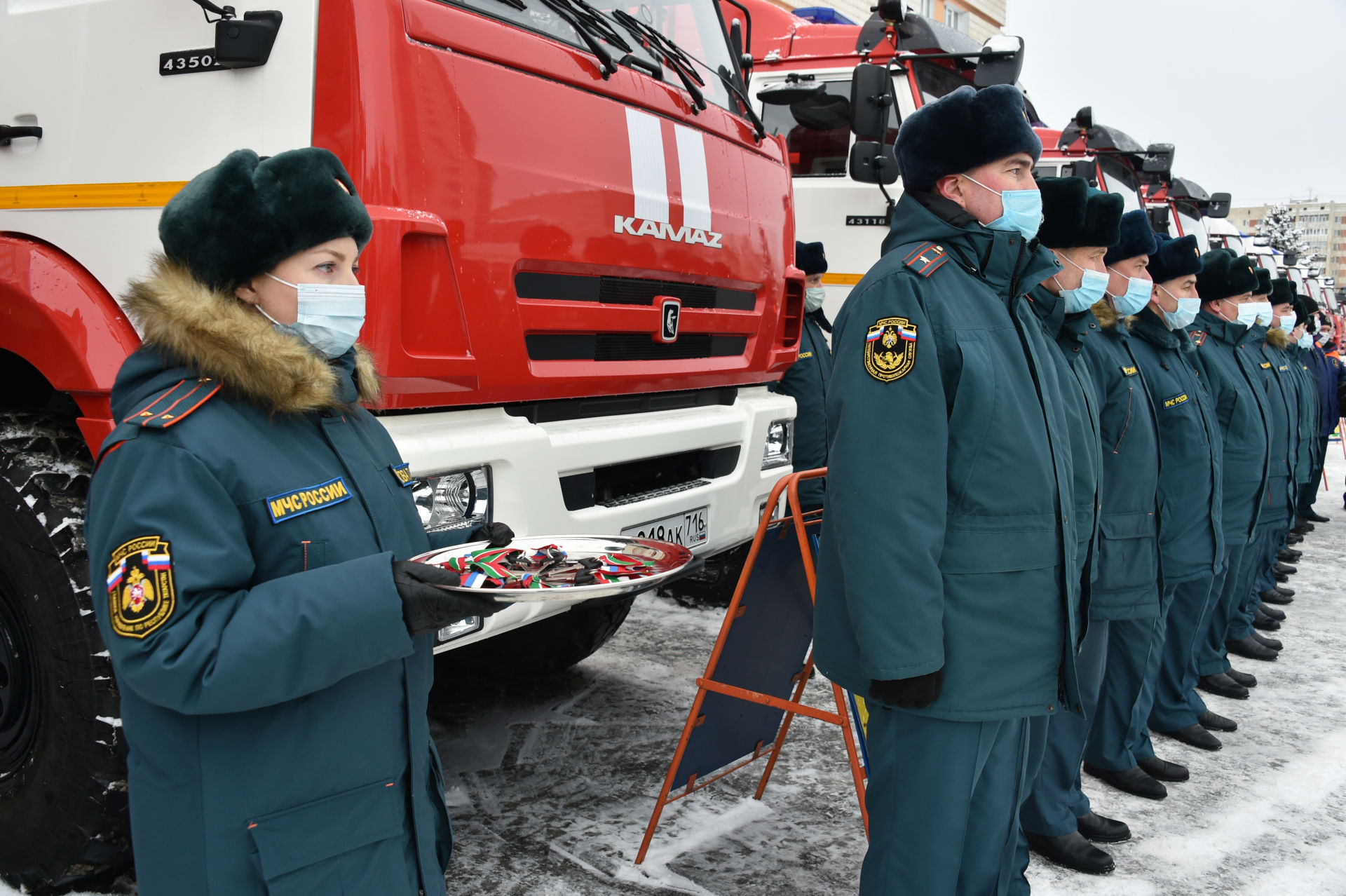 Гадәттән тыш хәлләр министрлыгы хезмәткәрләренә янгын сүндерү машиналары тапшырылды