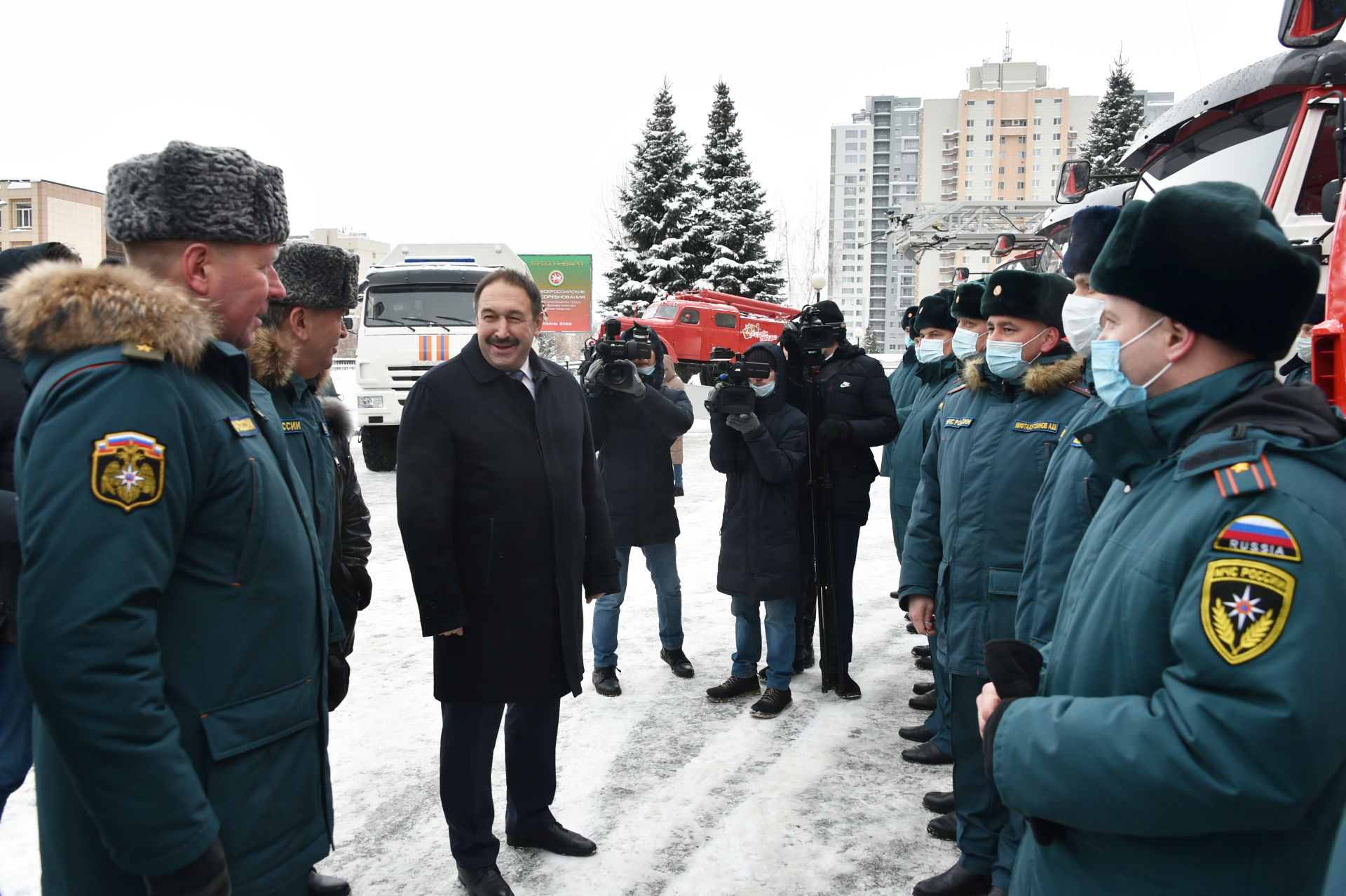 Гадәттән тыш хәлләр министрлыгы хезмәткәрләренә янгын сүндерү машиналары тапшырылды