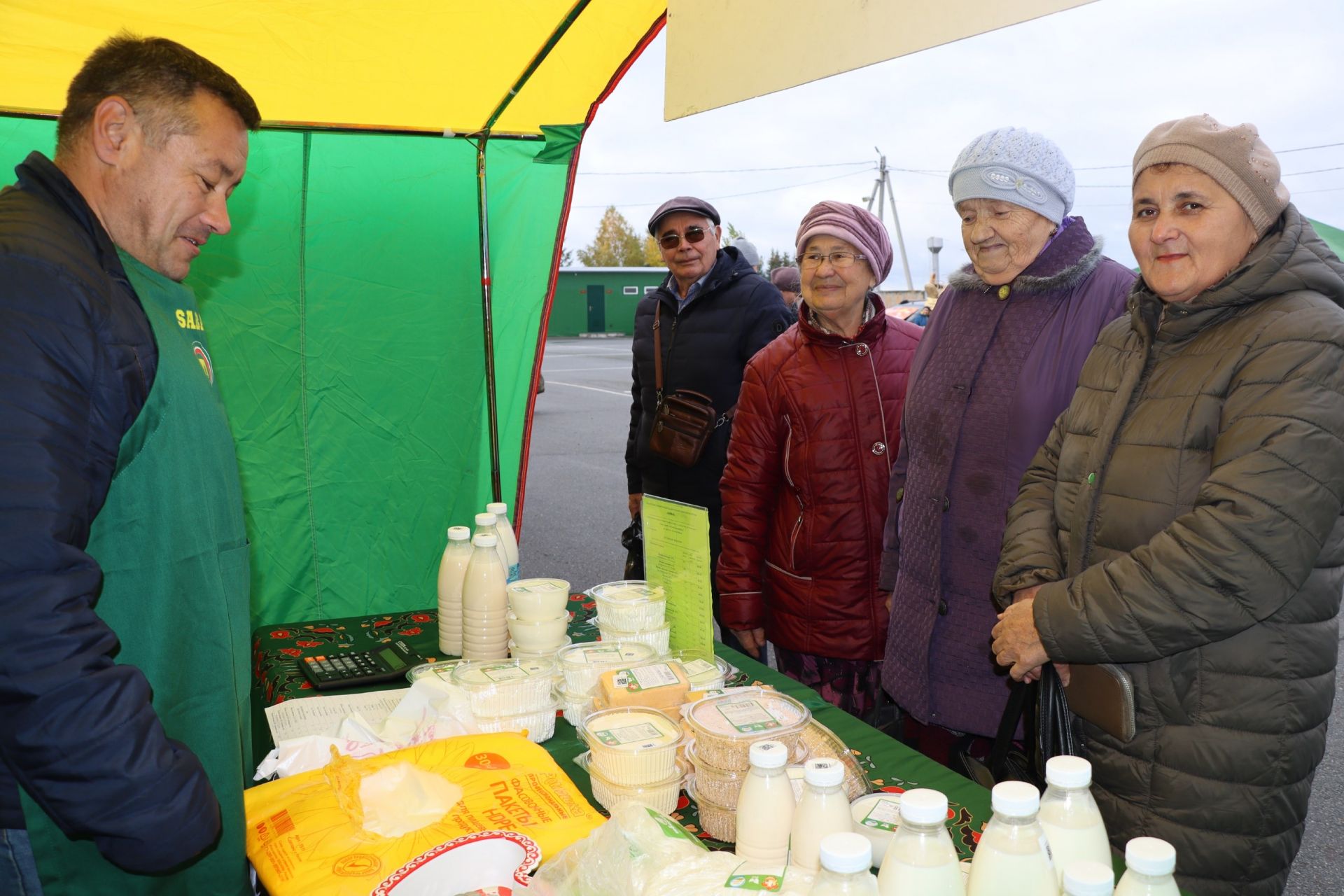 Авыл хуҗалыгы продукциясе ярминкәсе гөрләде [фоторепортаж]