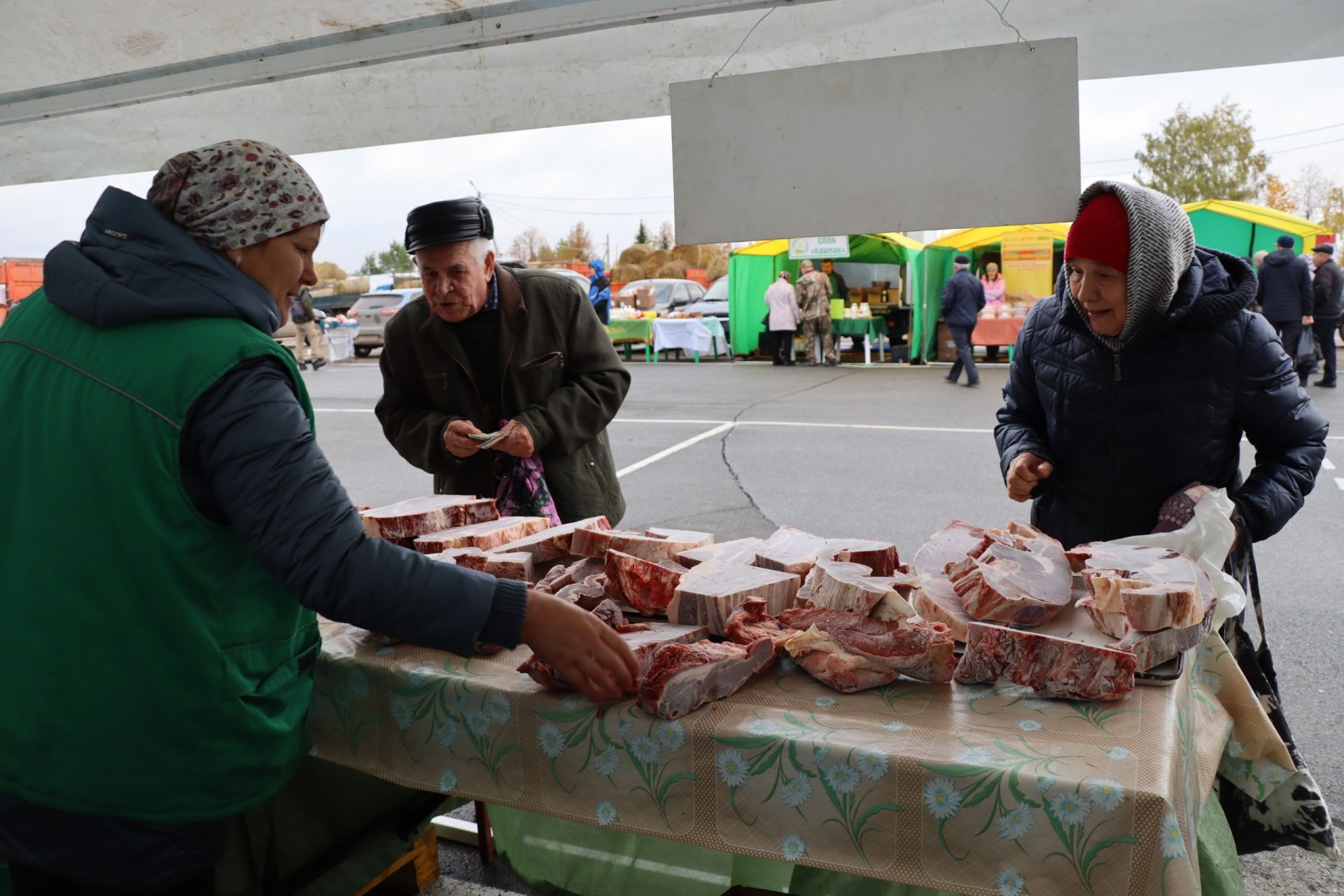 Авыл хуҗалыгы продукциясе ярминкәсе гөрләде [фоторепортаж]