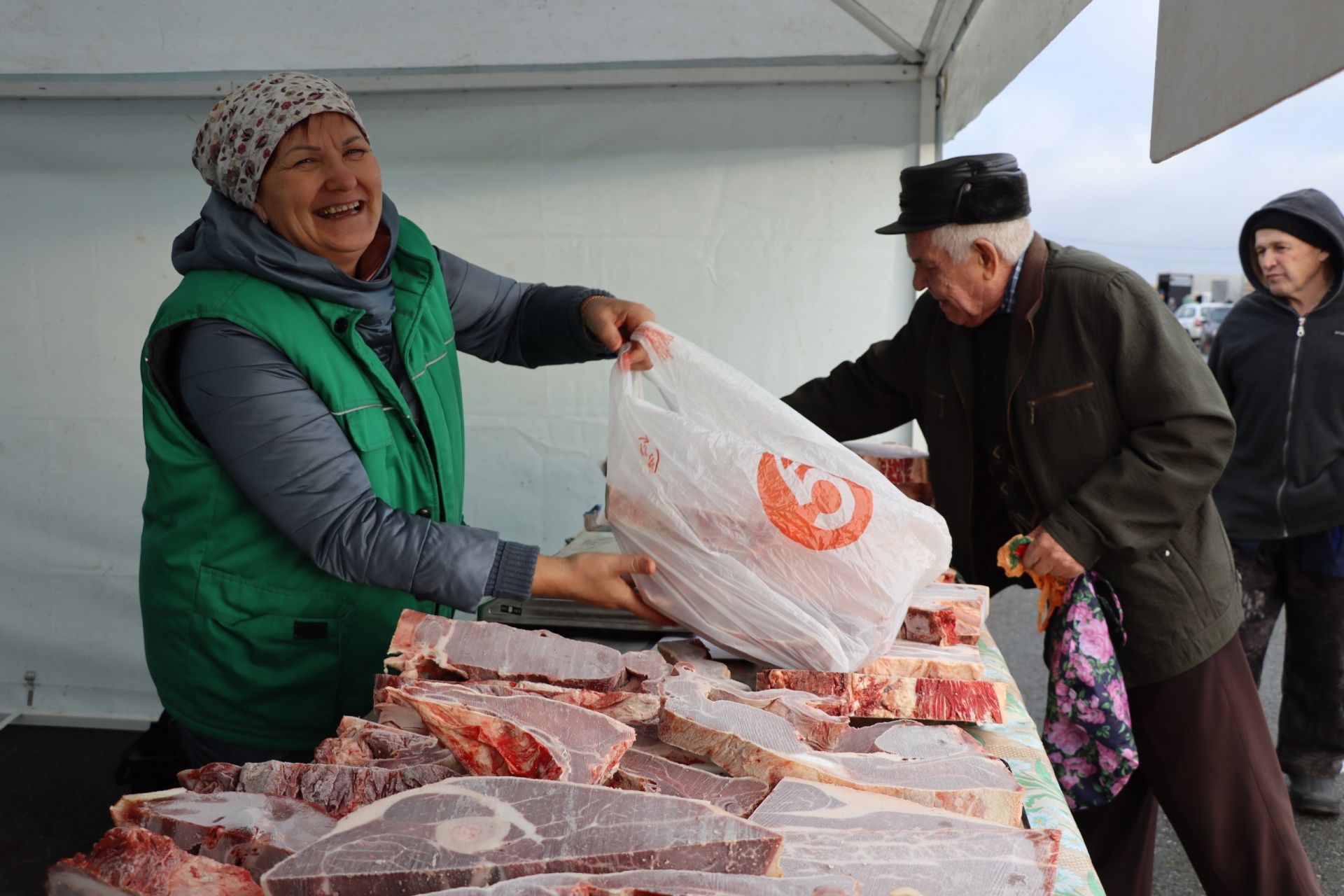 Авыл хуҗалыгы продукциясе ярминкәсе гөрләде [фоторепортаж]