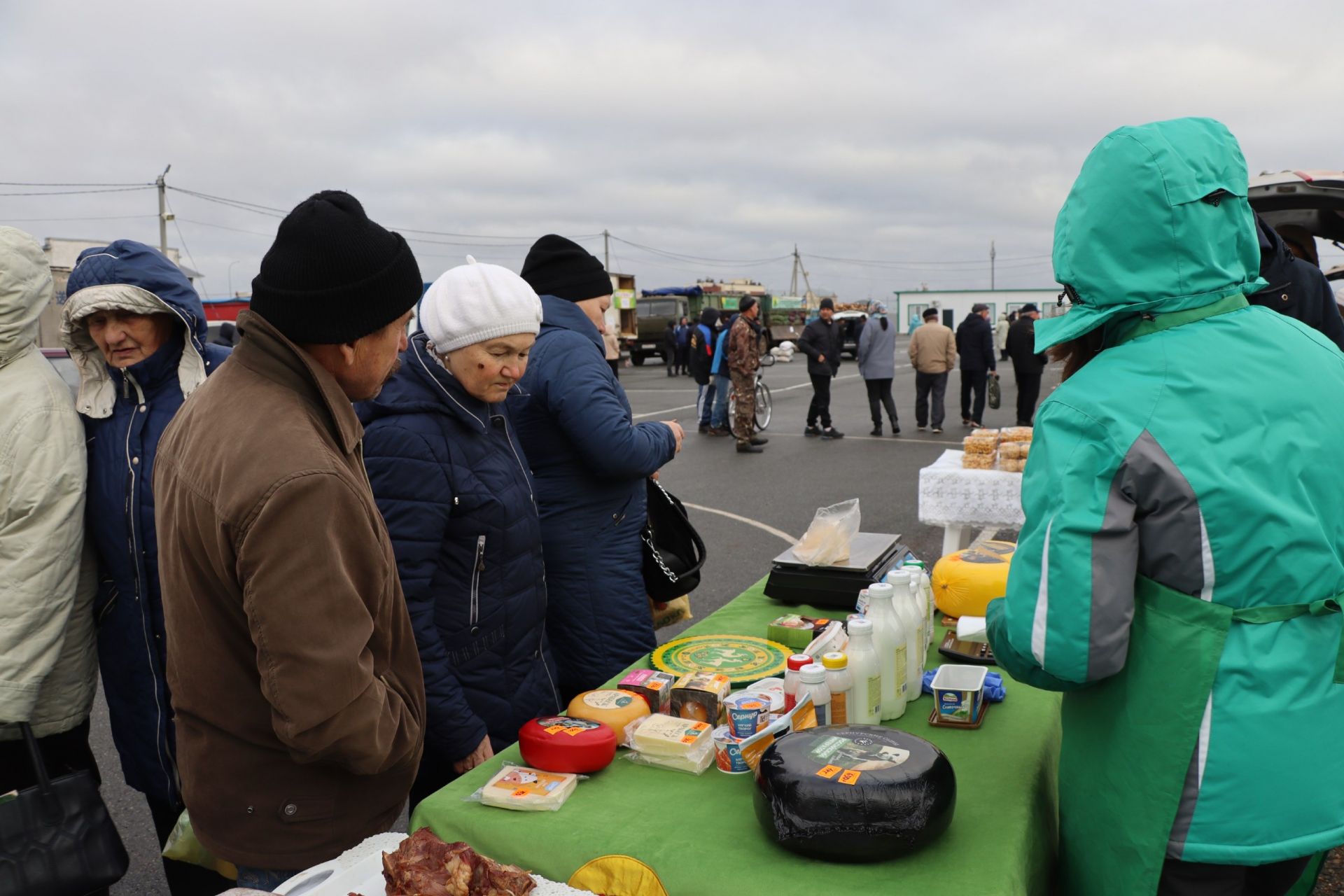 Авыл хуҗалыгы продукциясе ярминкәсе гөрләде [фоторепортаж]