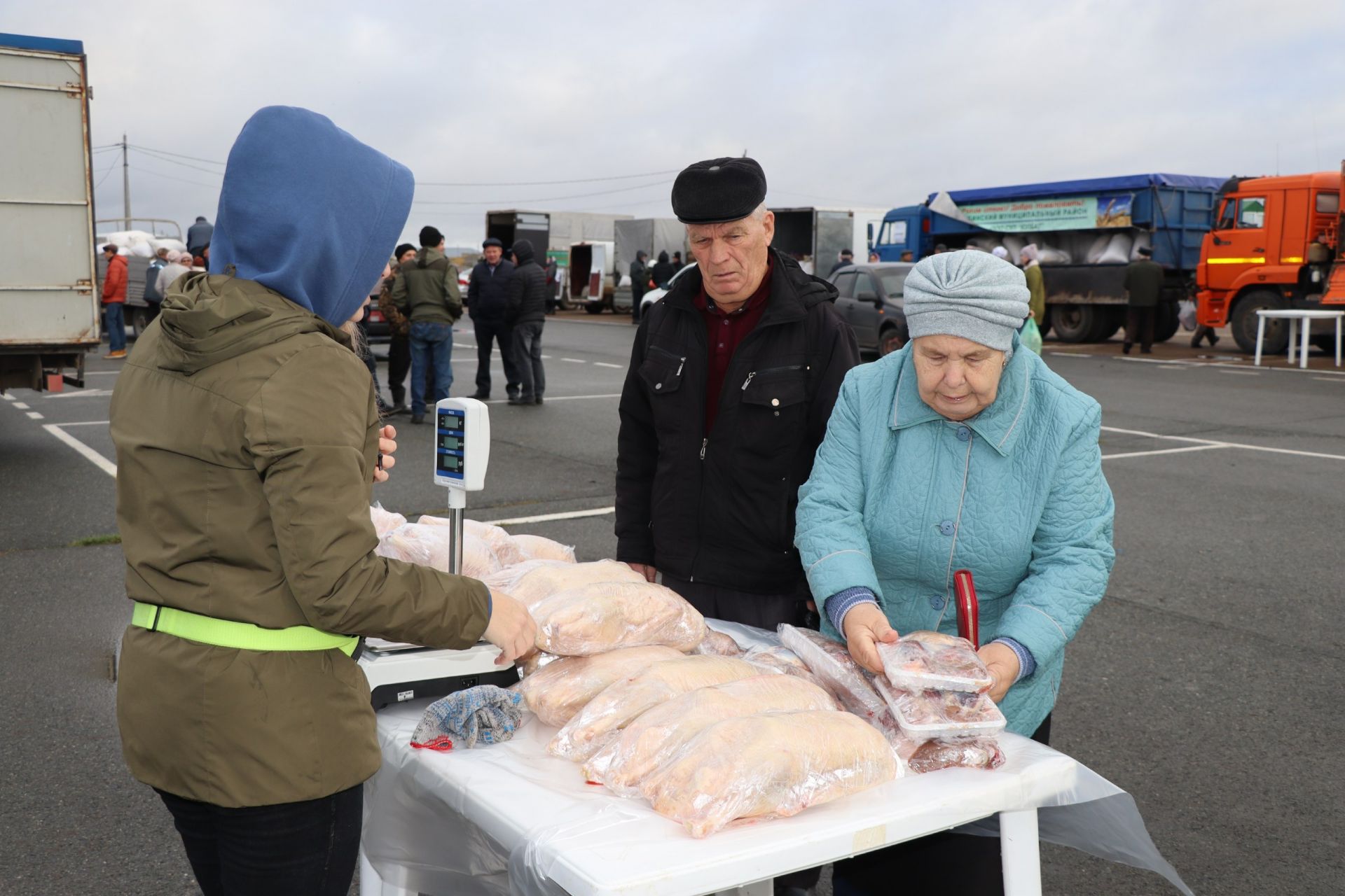 Авыл хуҗалыгы продукциясе ярминкәсе гөрләде [фоторепортаж]