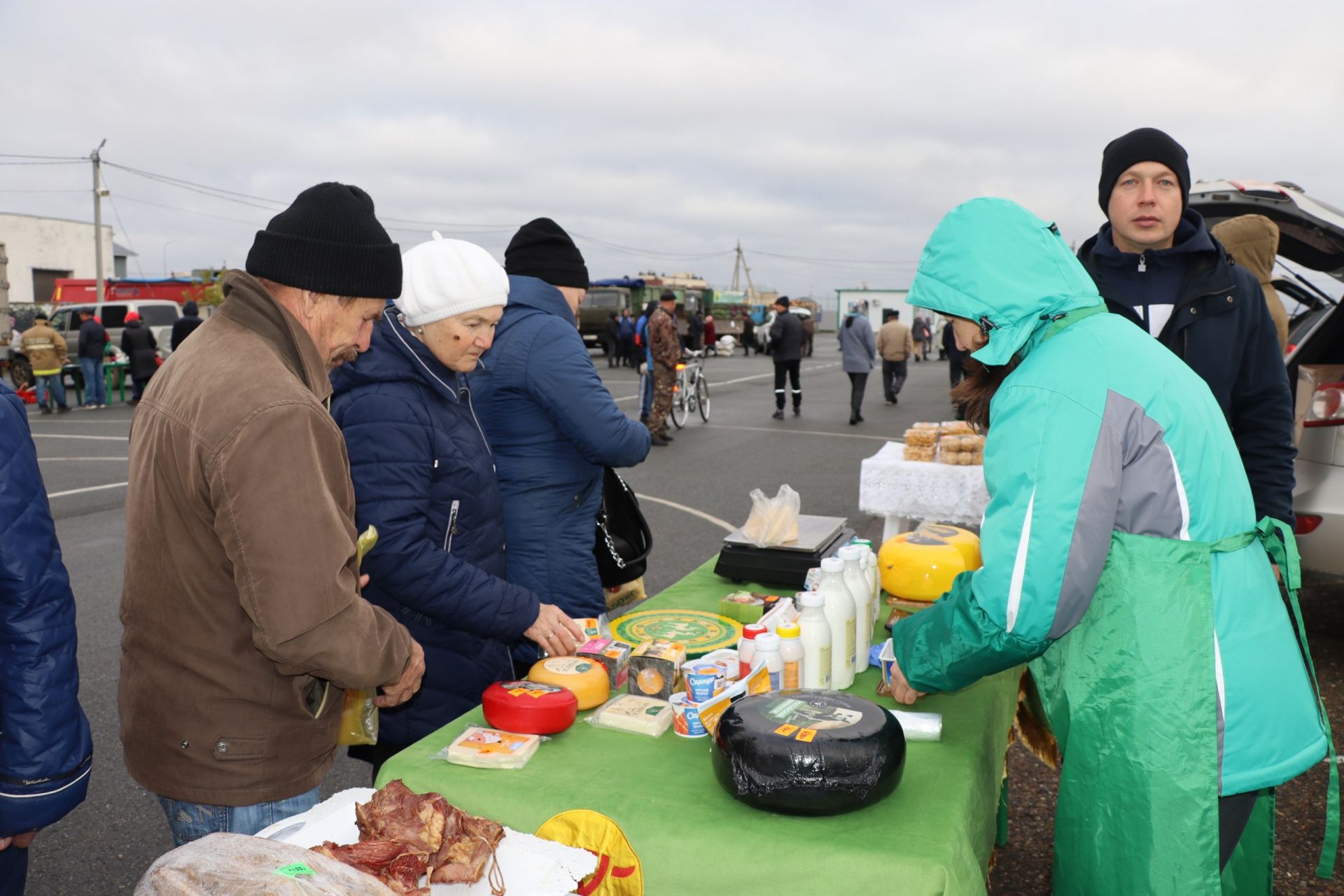 Авыл хуҗалыгы продукциясе ярминкәсе гөрләде [фоторепортаж]