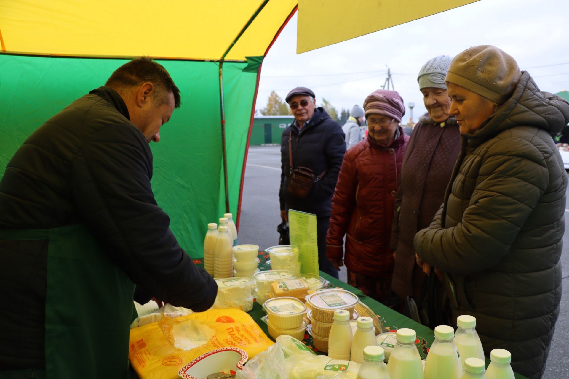 Авыл хуҗалыгы продукциясе ярминкәсе гөрләде [фоторепортаж]