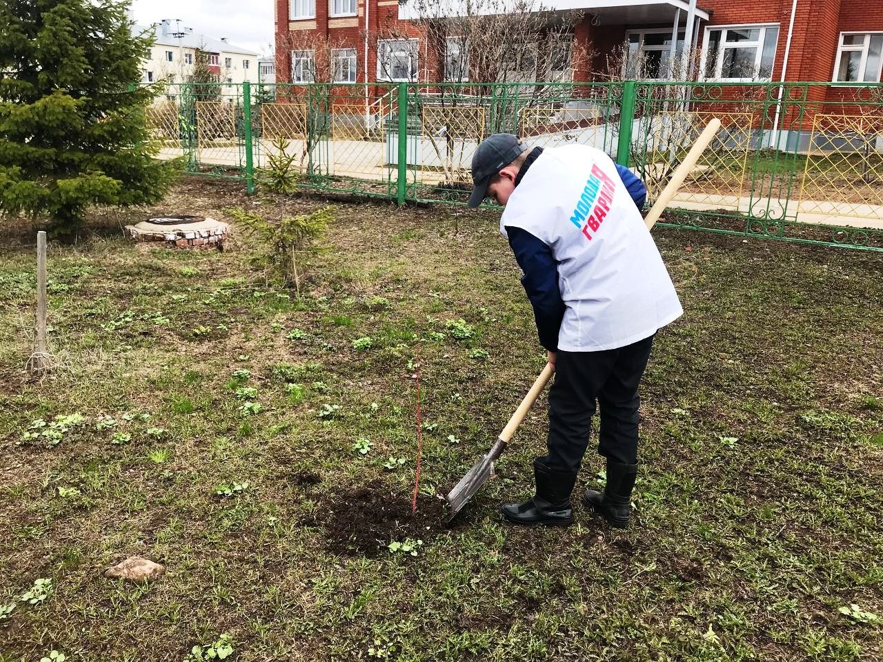 Саба районының Яшь гвардиячеләре агач утырту һәм өмә оештырдылар