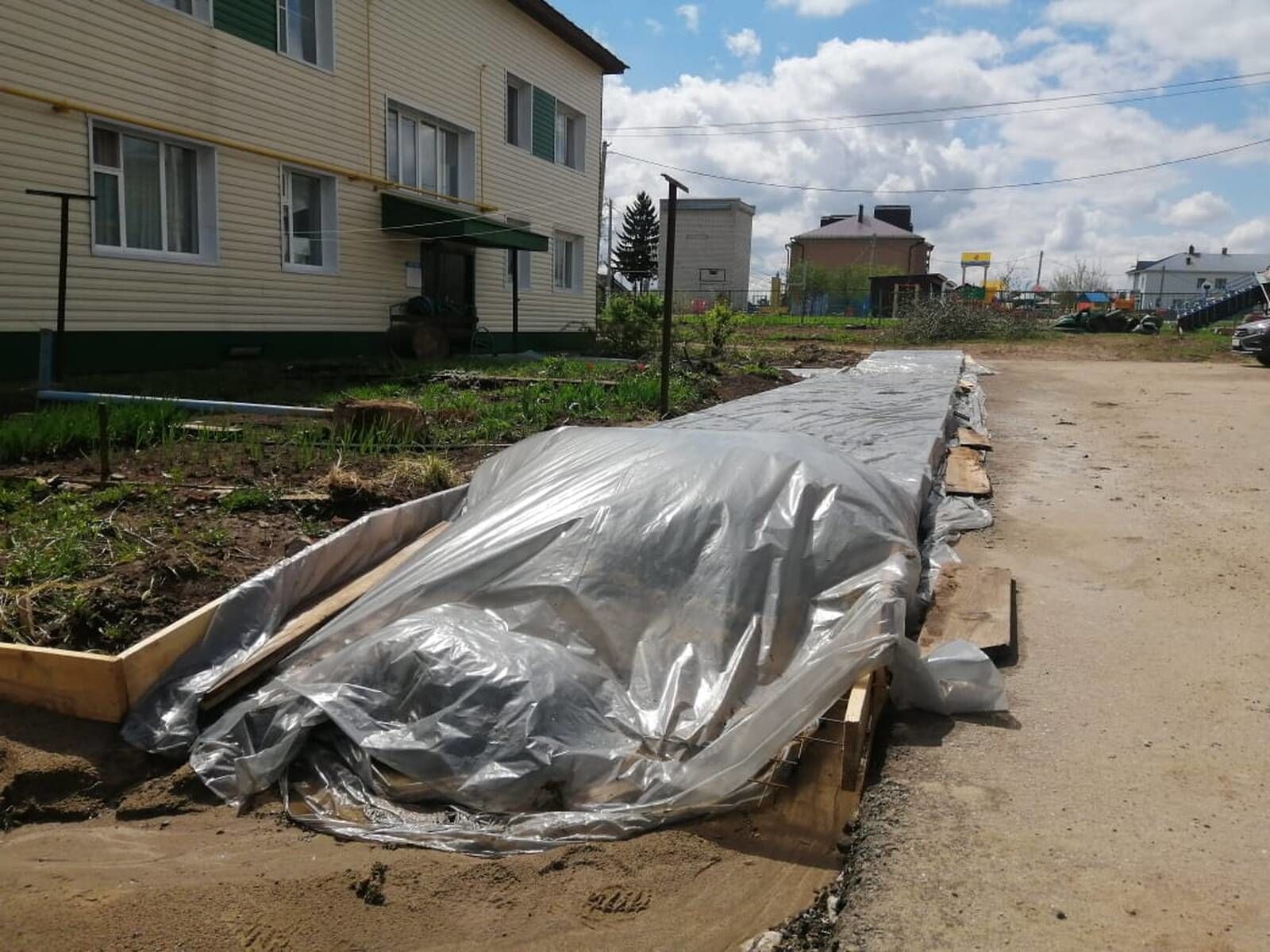 Сабада купфатирлы йортлар ишегалдында төзекләндерү эшләре башкарыла