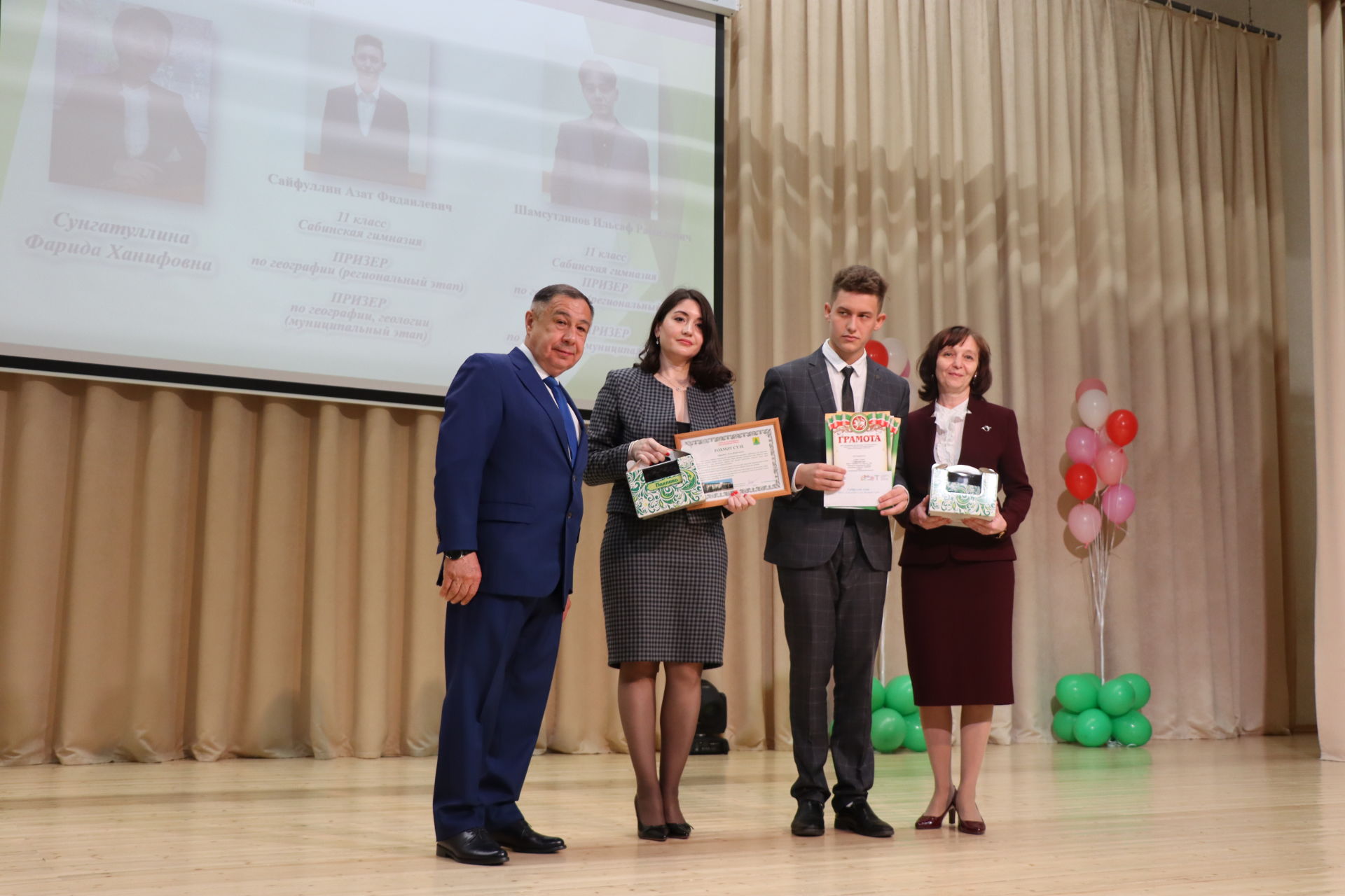 Район башлыгы Рәис Миңнеханов фән олимпиадаларында җинүчеләрне тәбрикләде