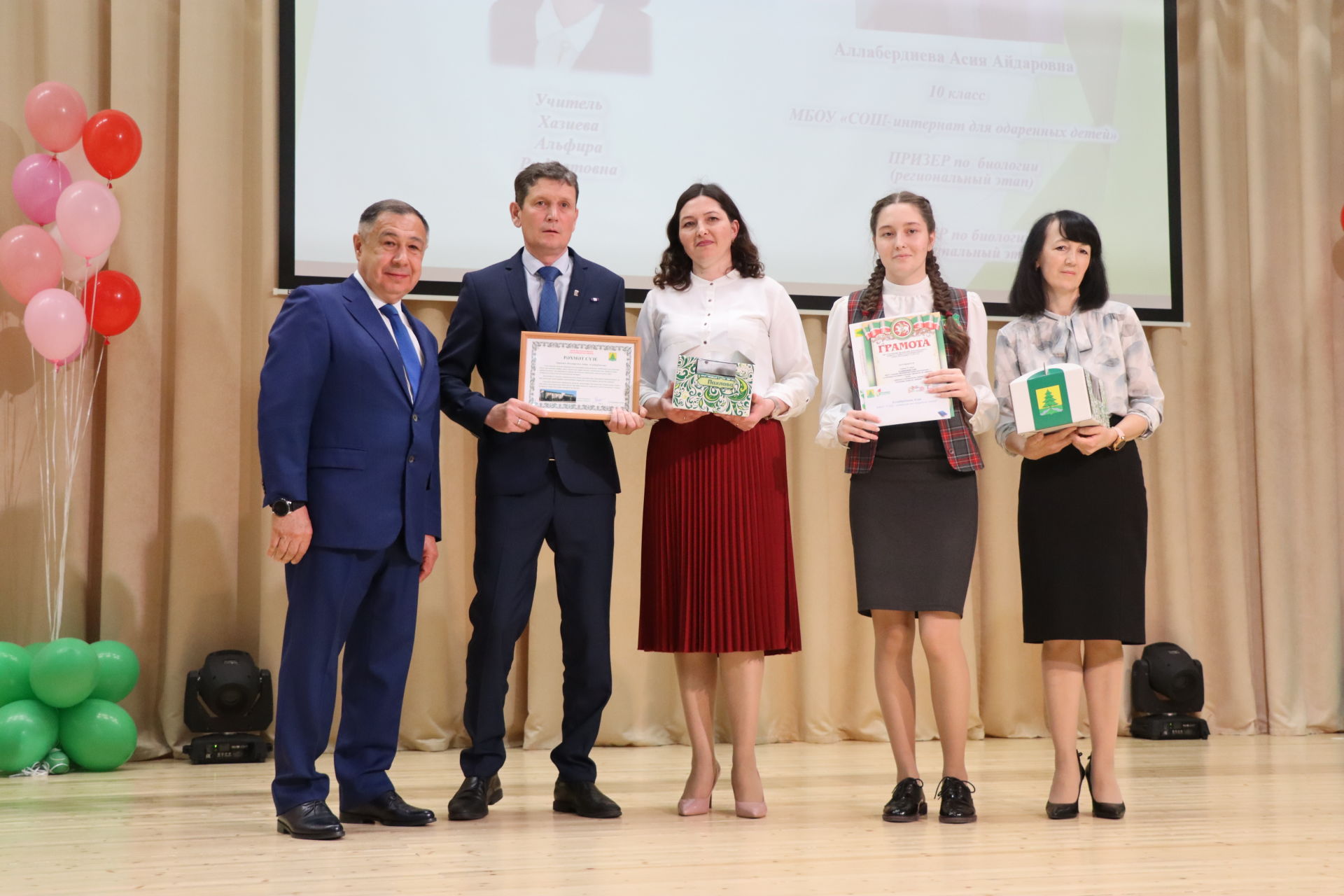 Район башлыгы Рәис Миңнеханов фән олимпиадаларында җинүчеләрне тәбрикләде