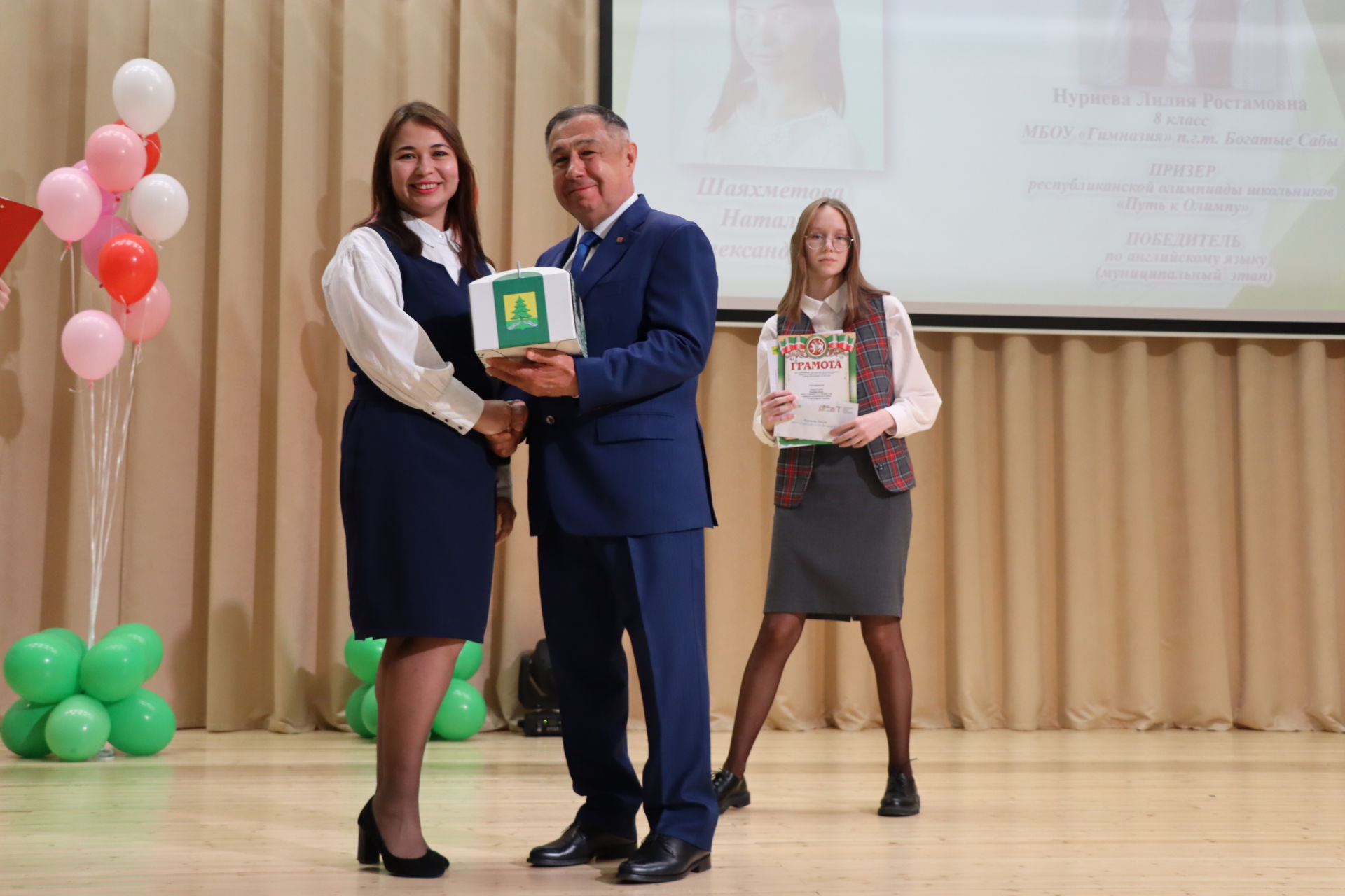 Район башлыгы Рәис Миңнеханов фән олимпиадаларында җинүчеләрне тәбрикләде