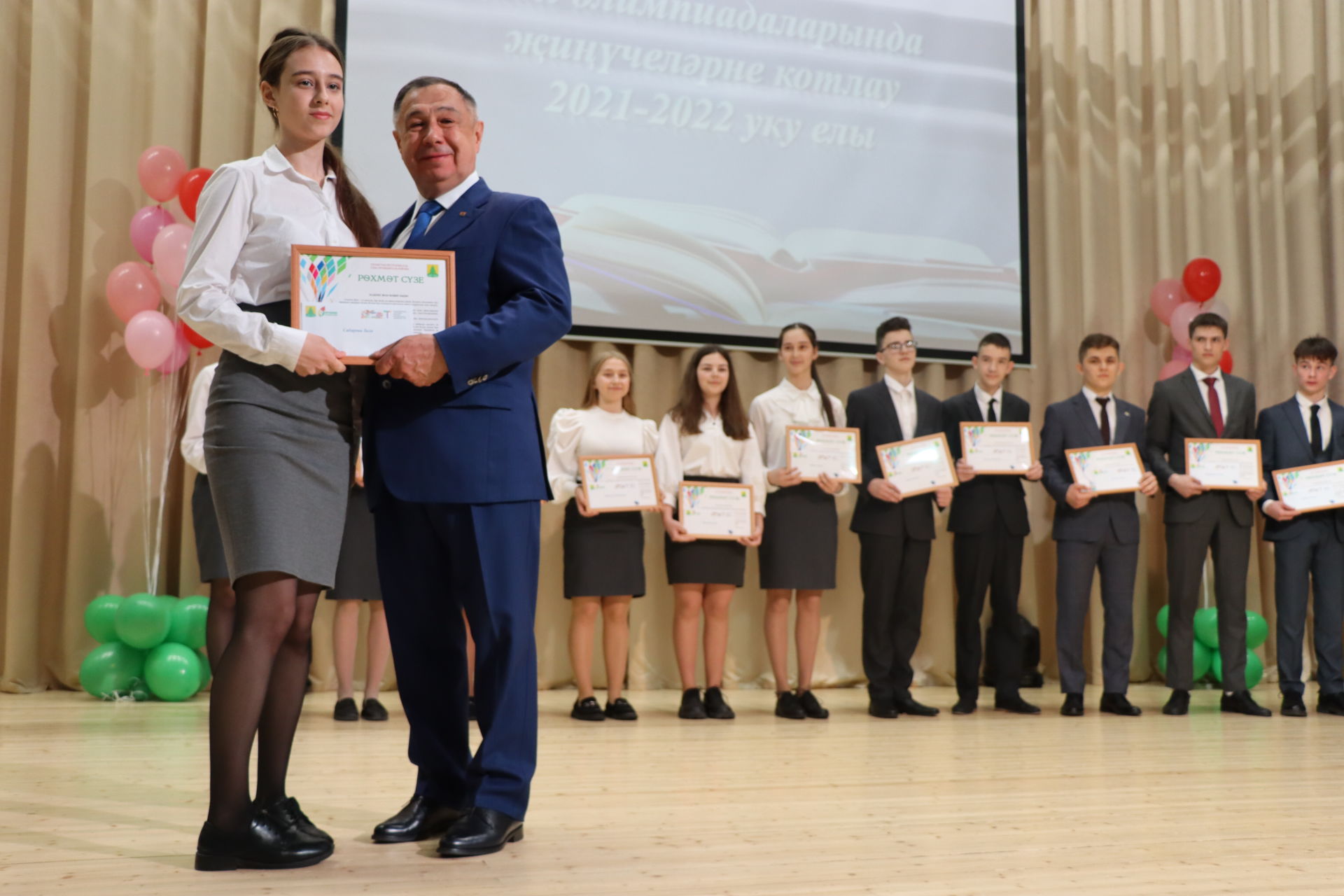 Район башлыгы Рәис Миңнеханов фән олимпиадаларында җинүчеләрне тәбрикләде