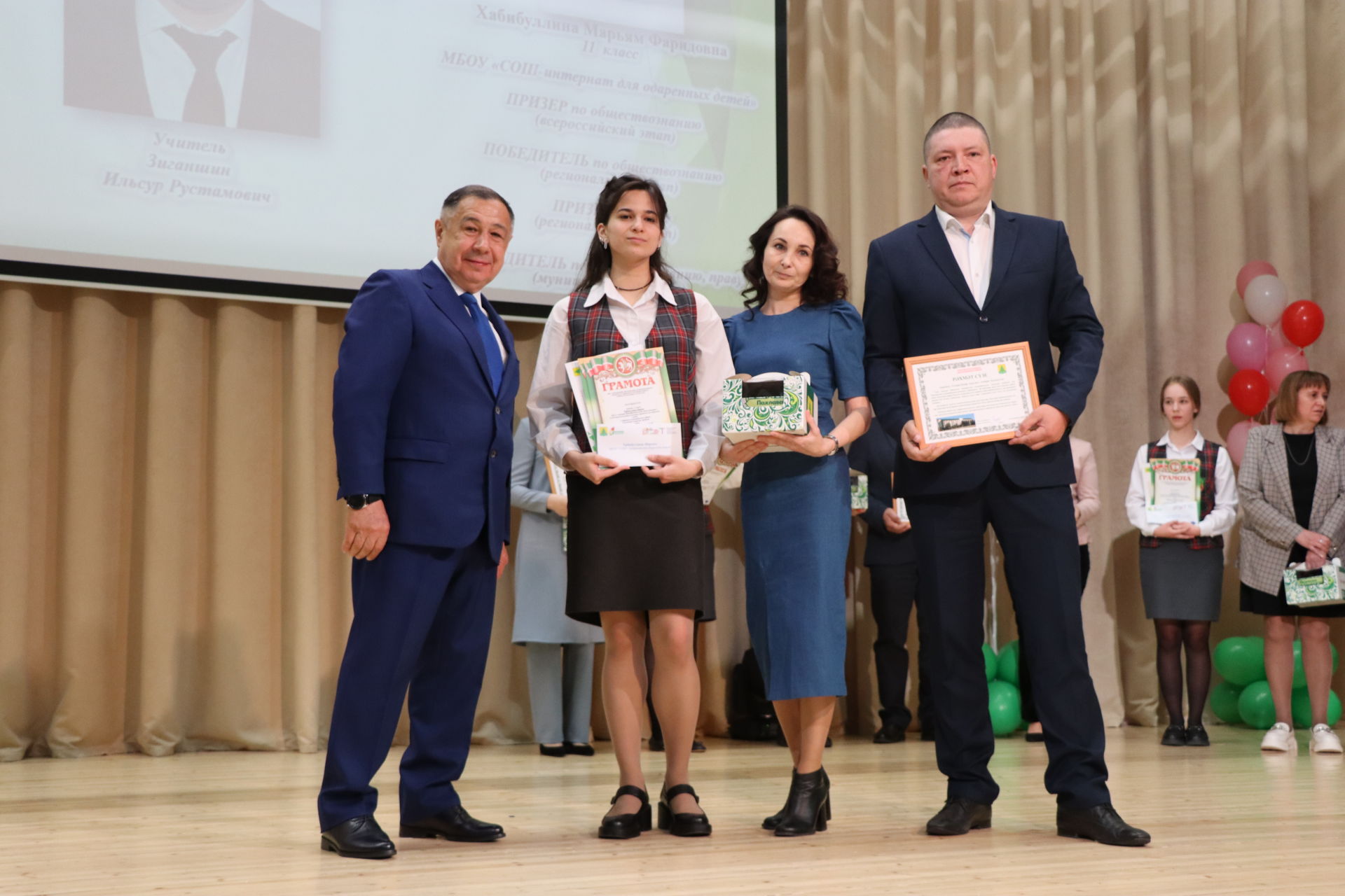 Район башлыгы Рәис Миңнеханов фән олимпиадаларында җинүчеләрне тәбрикләде