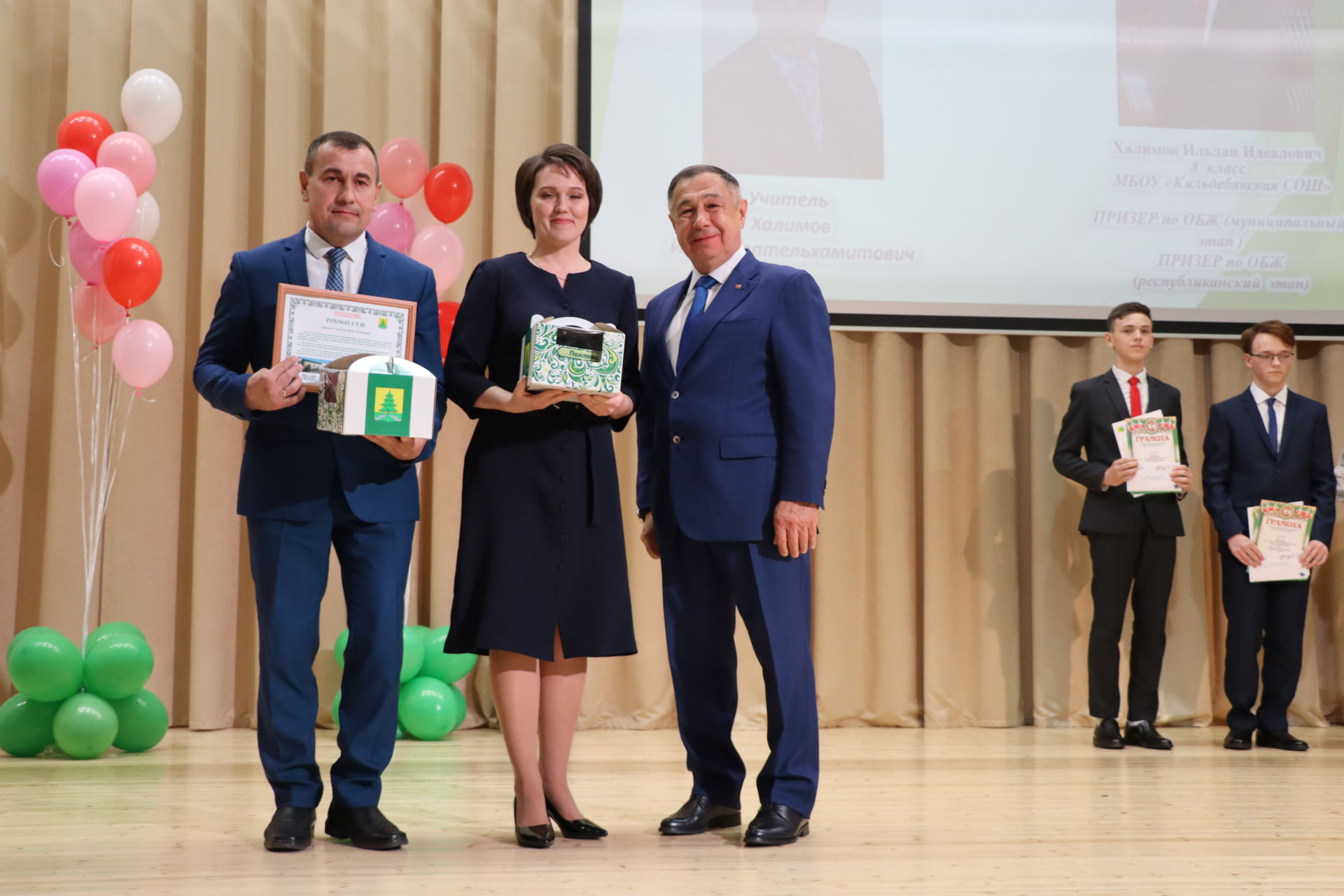 Район башлыгы Рәис Миңнеханов фән олимпиадаларында җинүчеләрне тәбрикләде