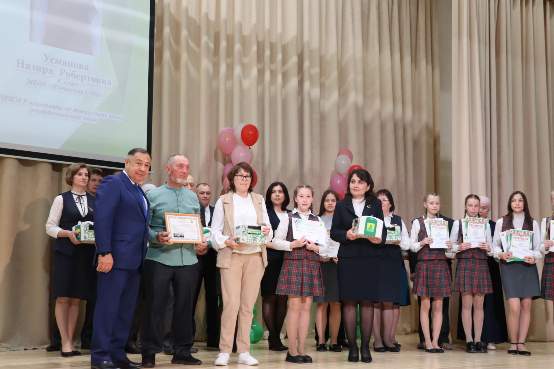 Район башлыгы Рәис Миңнеханов фән олимпиадаларында җинүчеләрне тәбрикләде