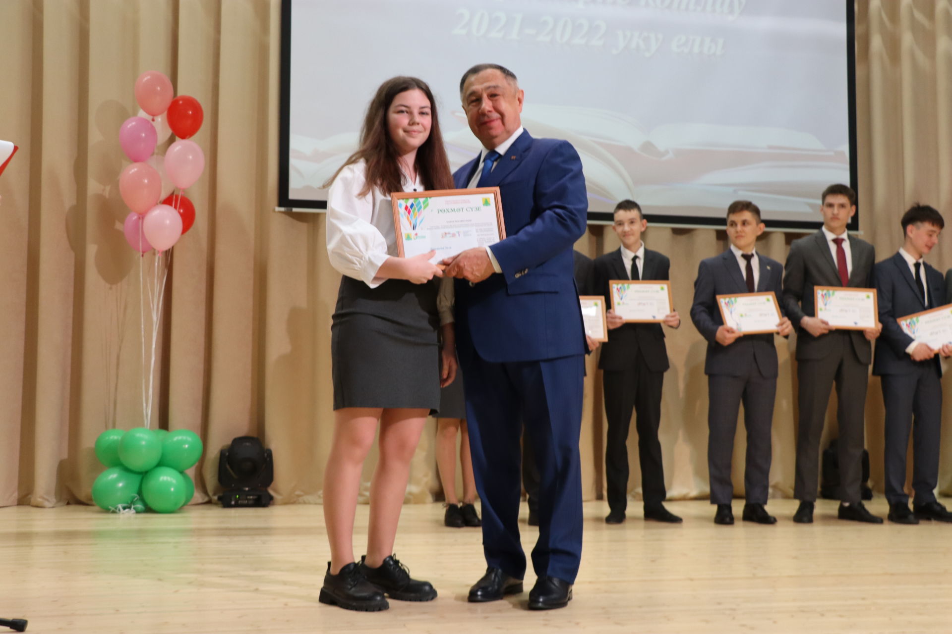 Район башлыгы Рәис Миңнеханов фән олимпиадаларында җинүчеләрне тәбрикләде